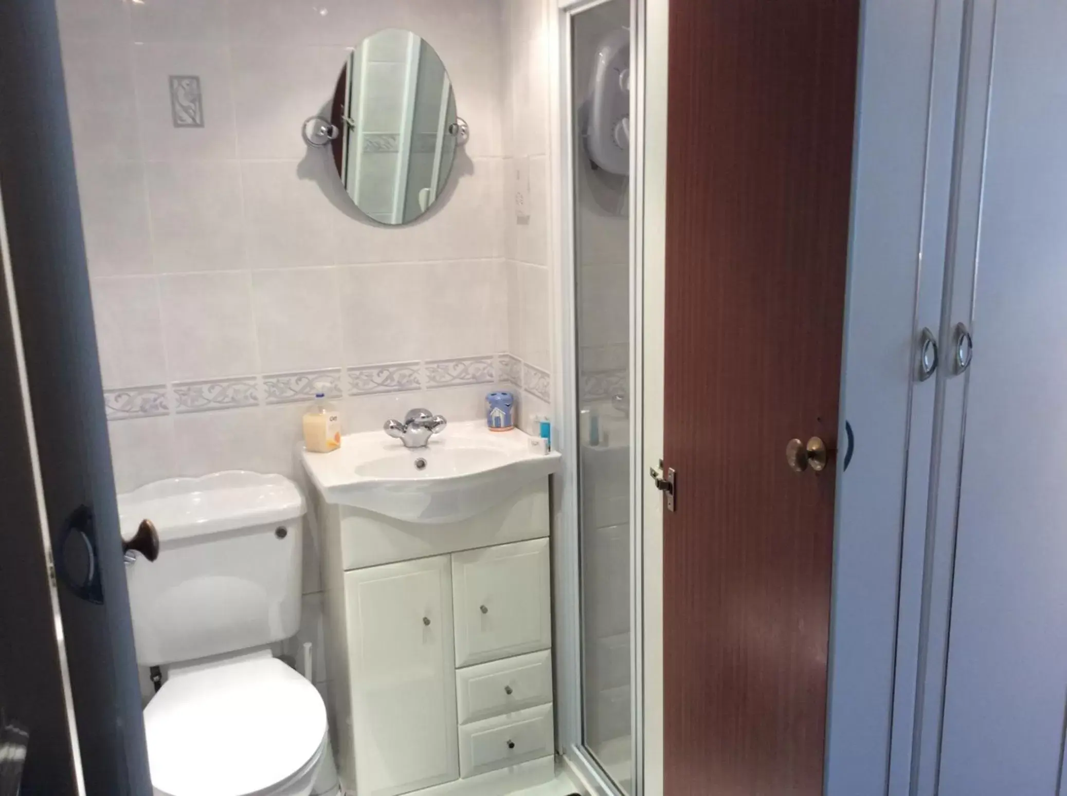 Bathroom in Alma Lodge Guest House