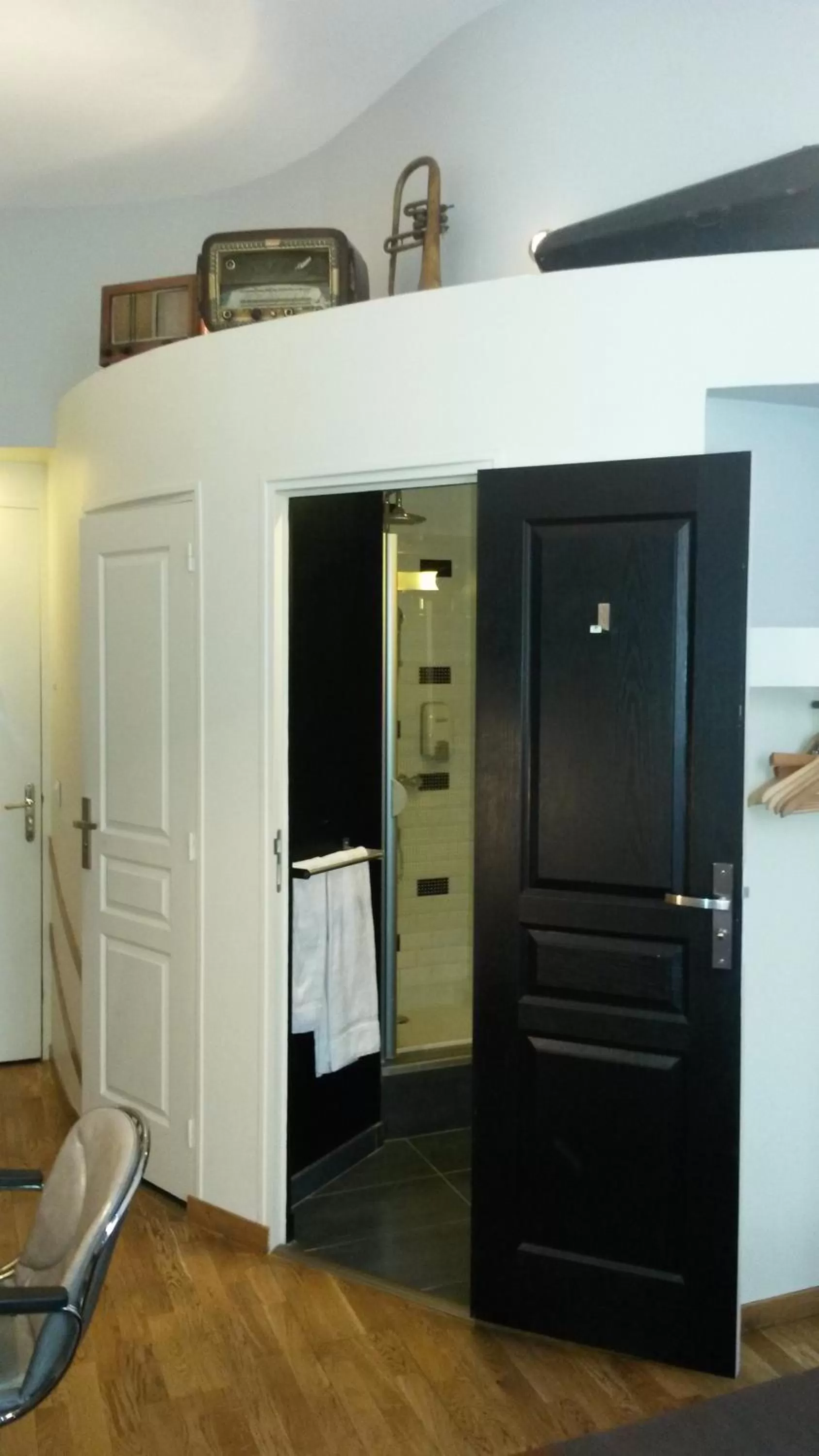 Shower in Hôtel Le Boulevardier