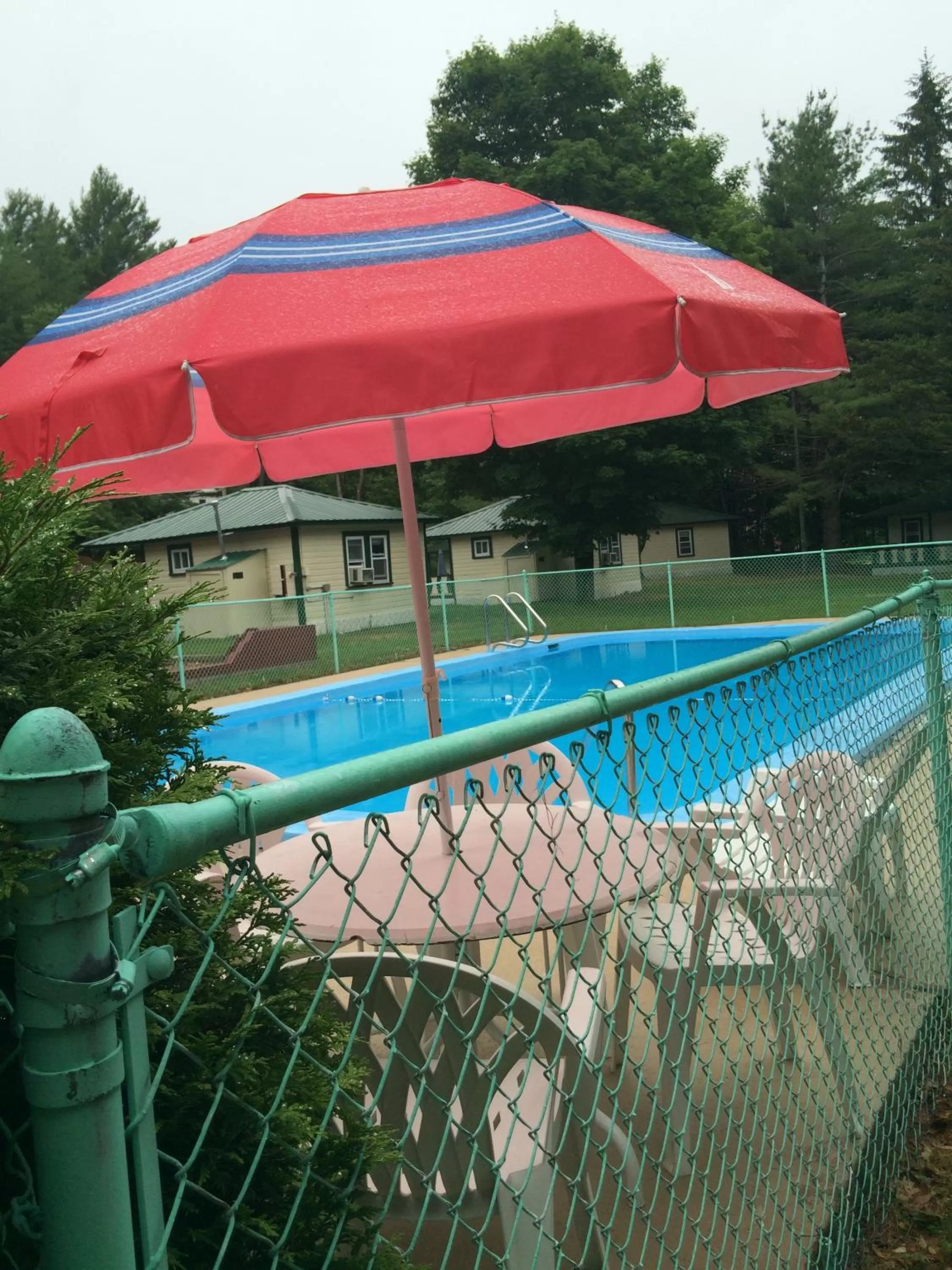 Swimming pool in Perry's Motel and Cottages