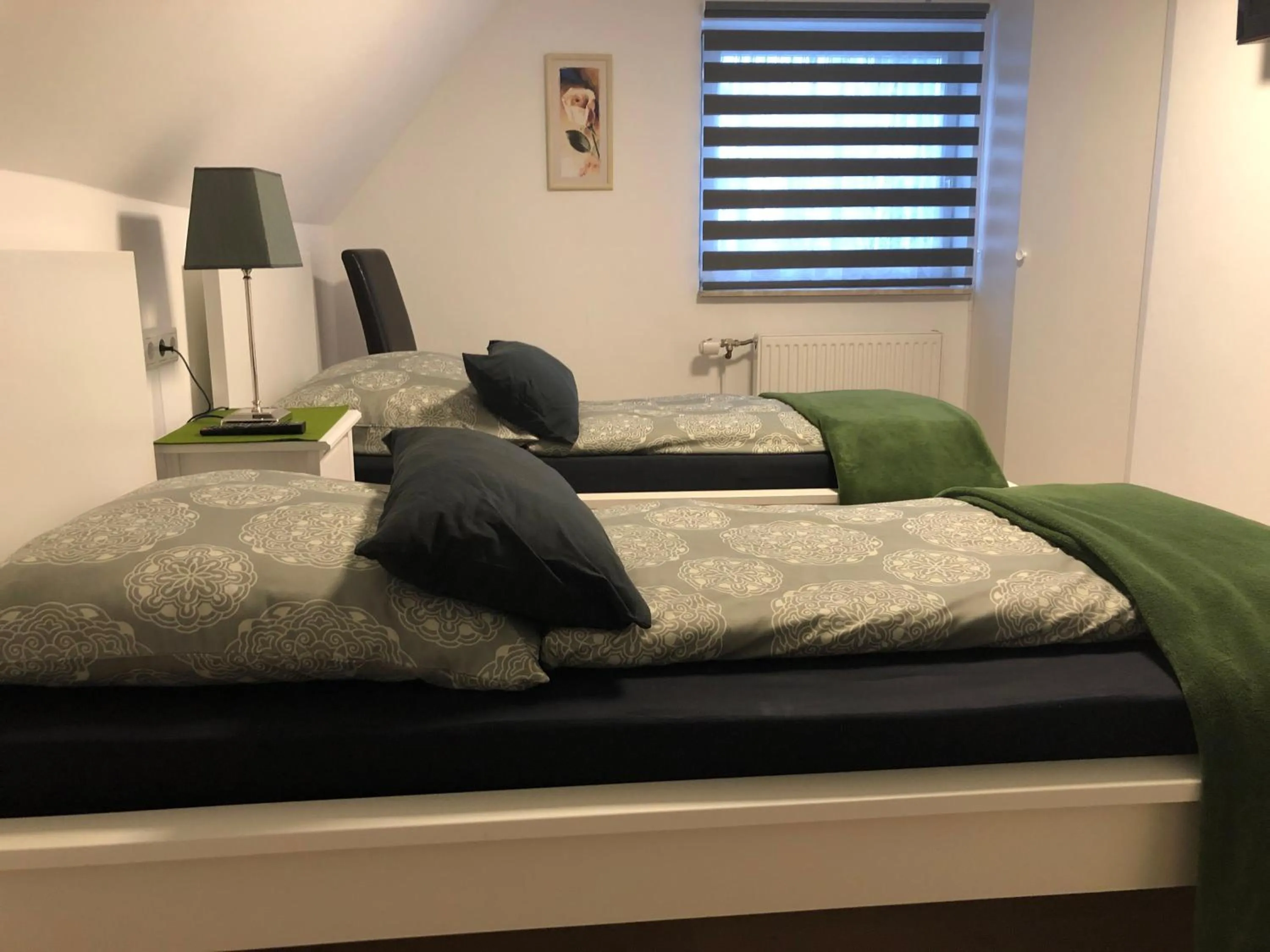 Photo of the whole room, Bed in Messezimmer 4u