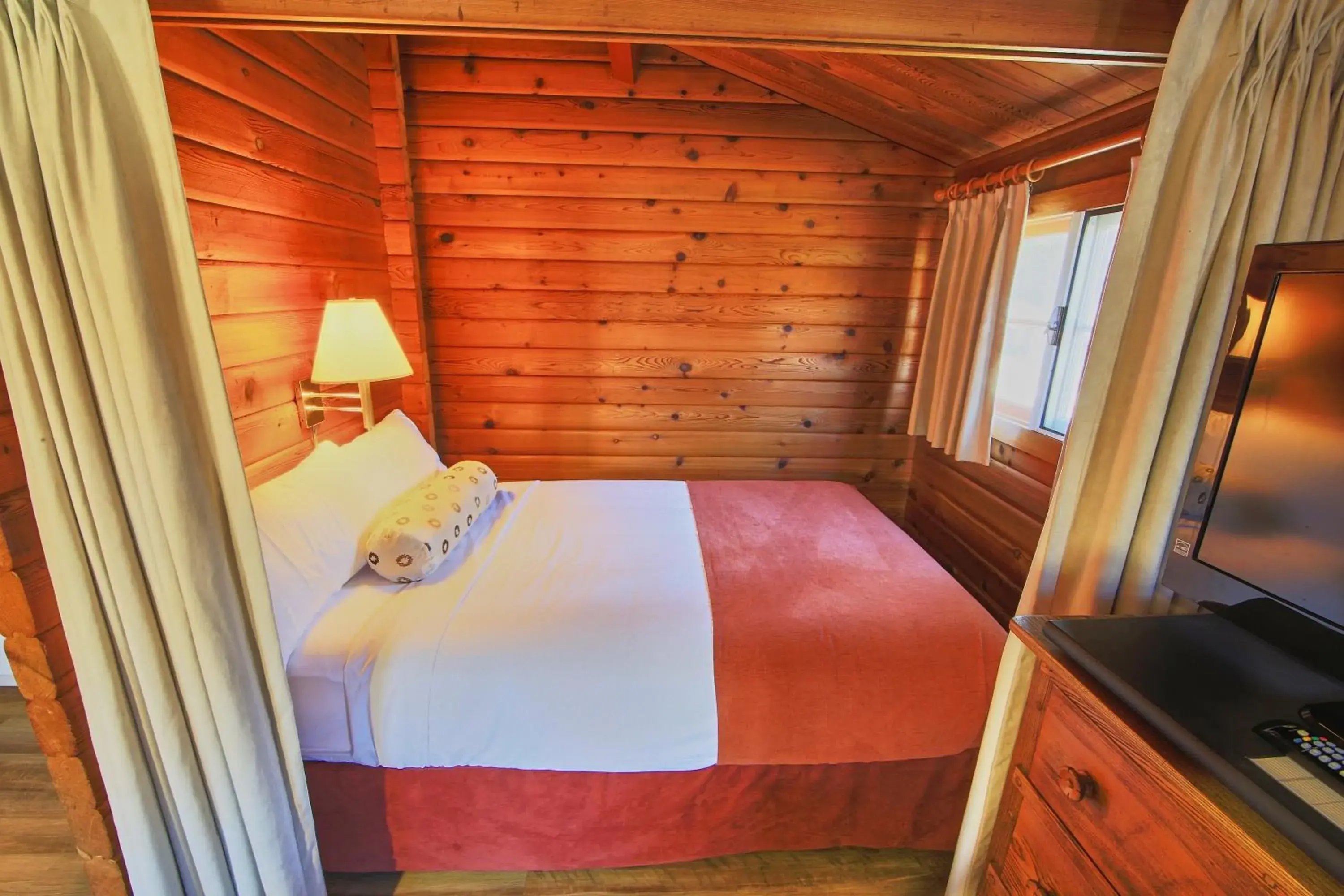 Bed in Jasper House Bungalows