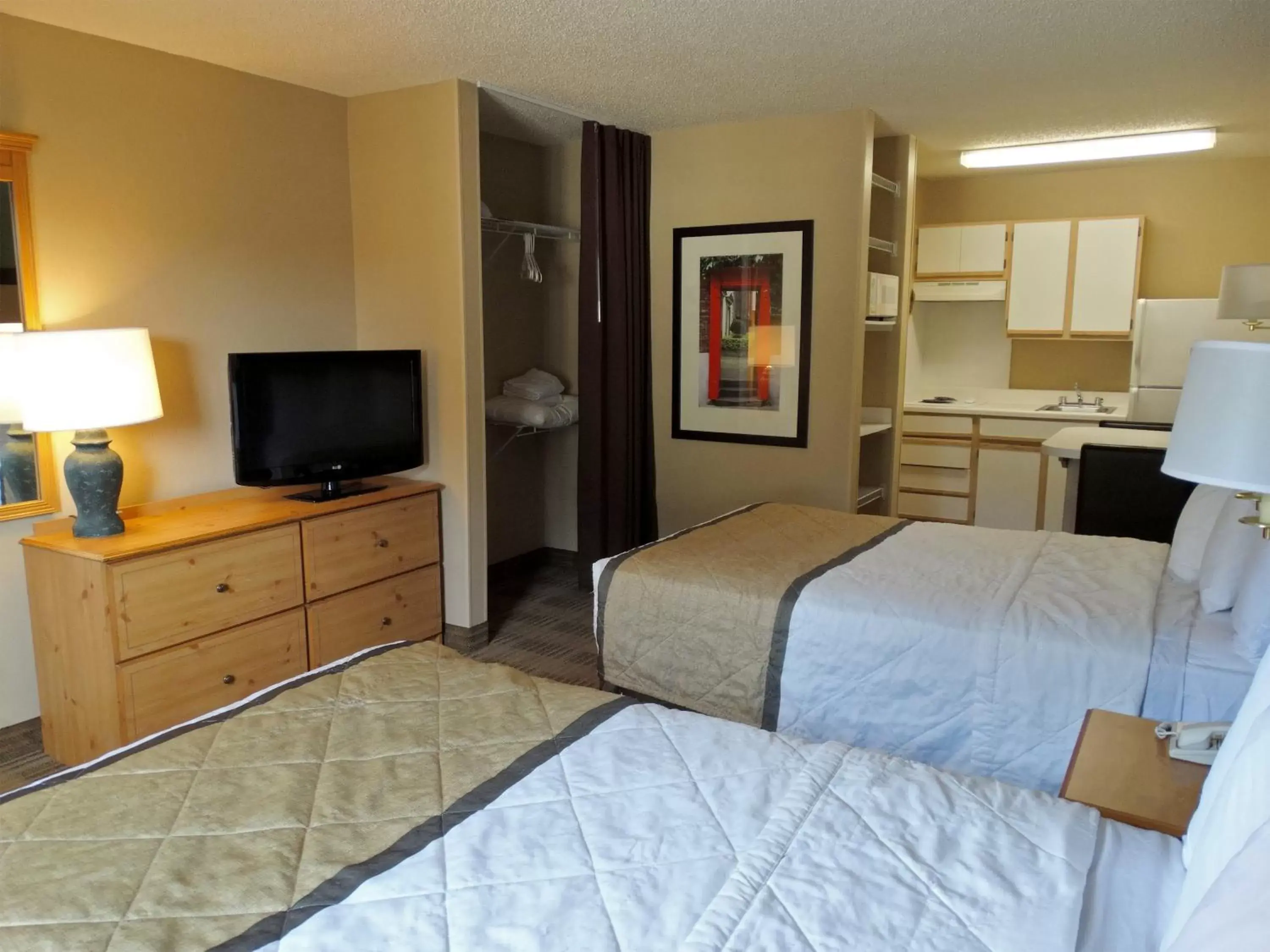 TV and multimedia, Bed in Extended Stay America Suites - Portland - Beaverton