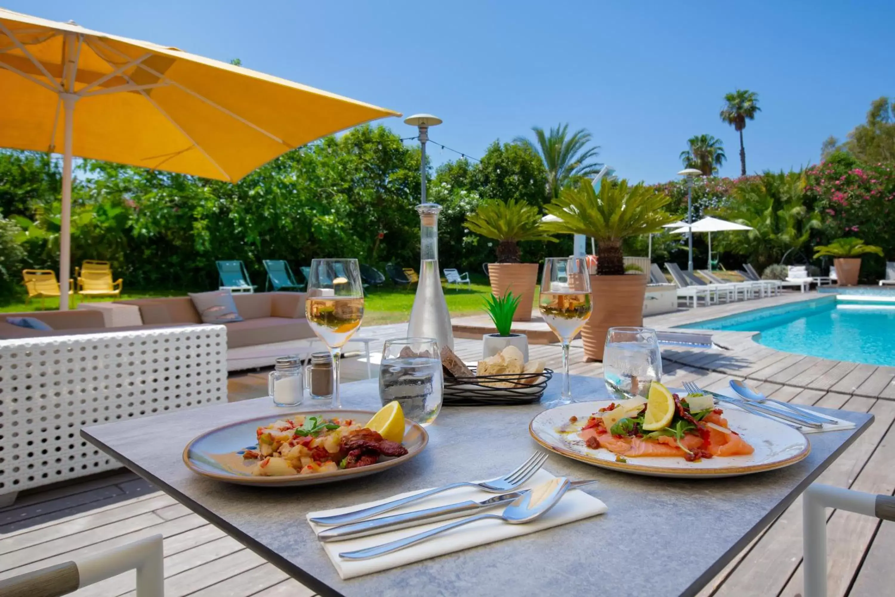 Restaurant/places to eat, Swimming Pool in Mercure Hyères Centre Côte d'Azur