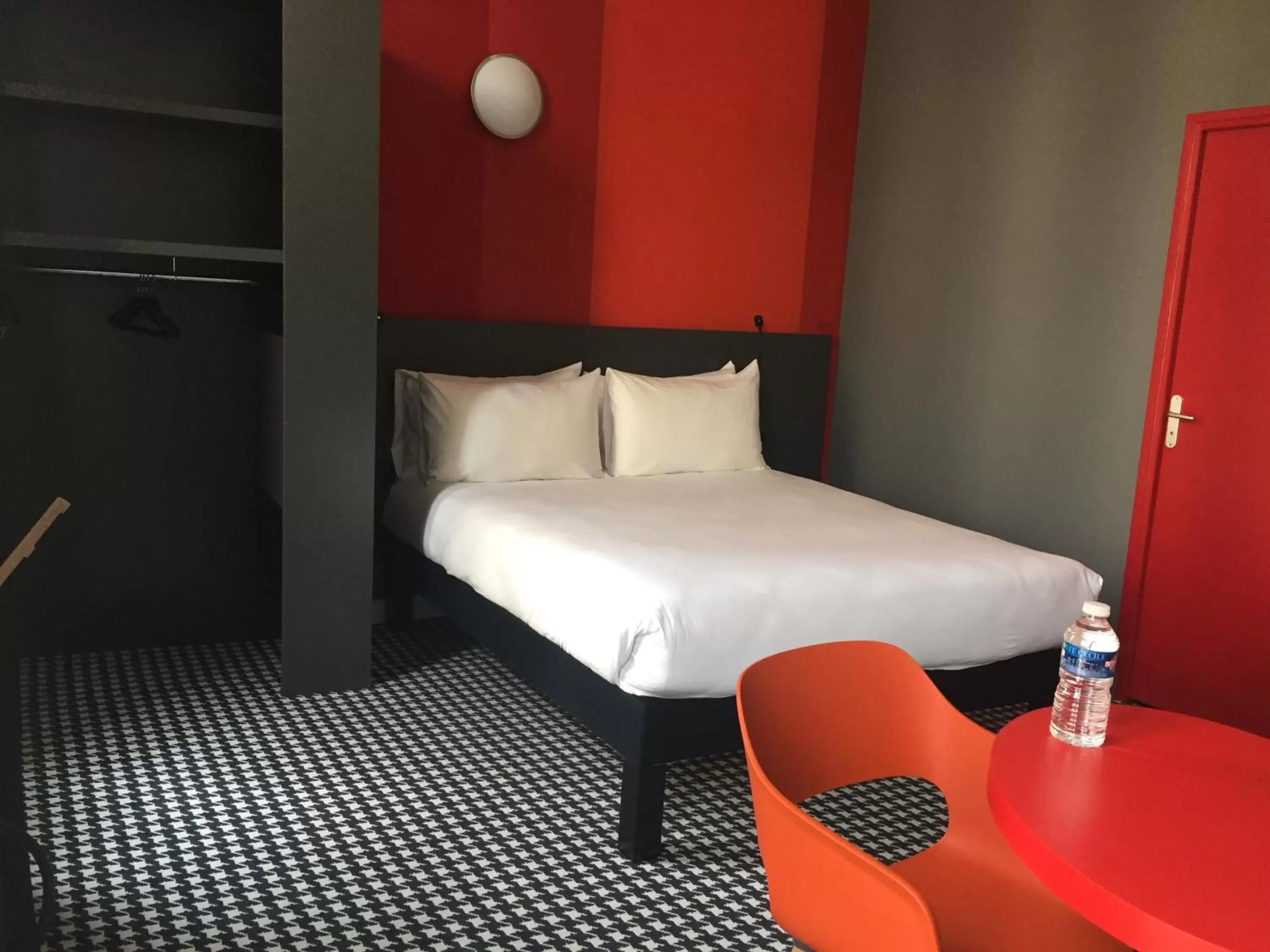 Photo of the whole room, Bed in ibis Styles Marseille Vieux Port