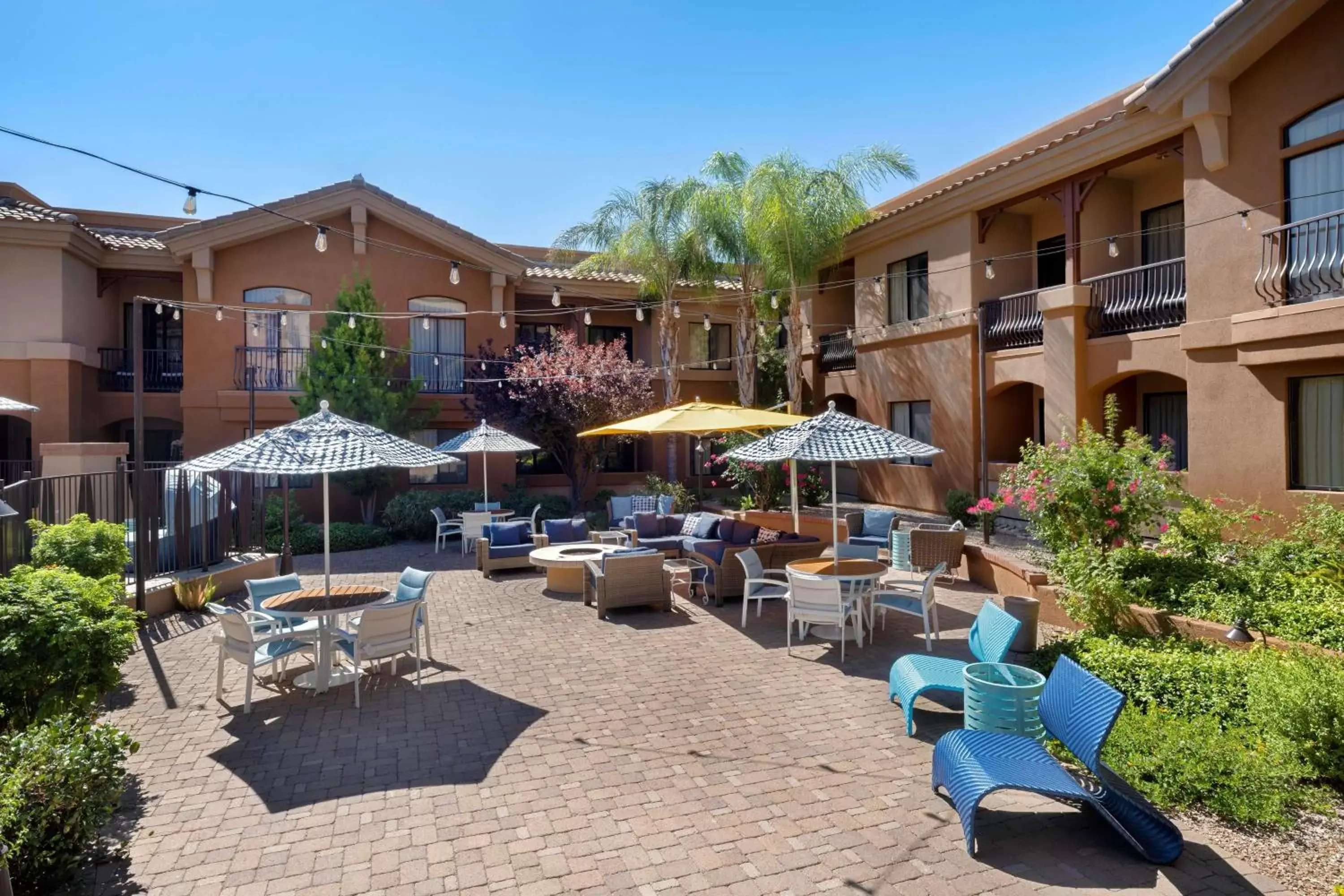 Patio, Property Building in Embassy Suites Tucson - Paloma Village
