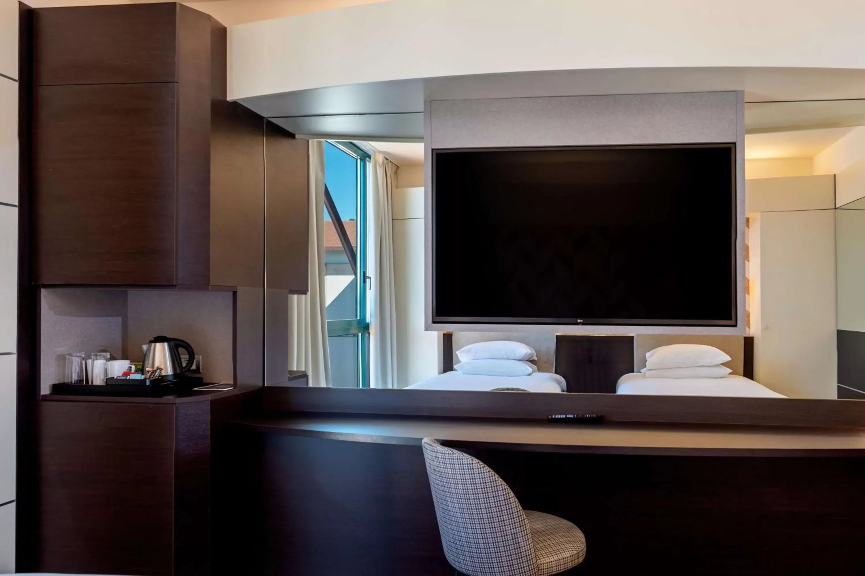 Bedroom, TV/Entertainment Center in Doubletree by Hilton Milan Malpensa Solbiate Olona