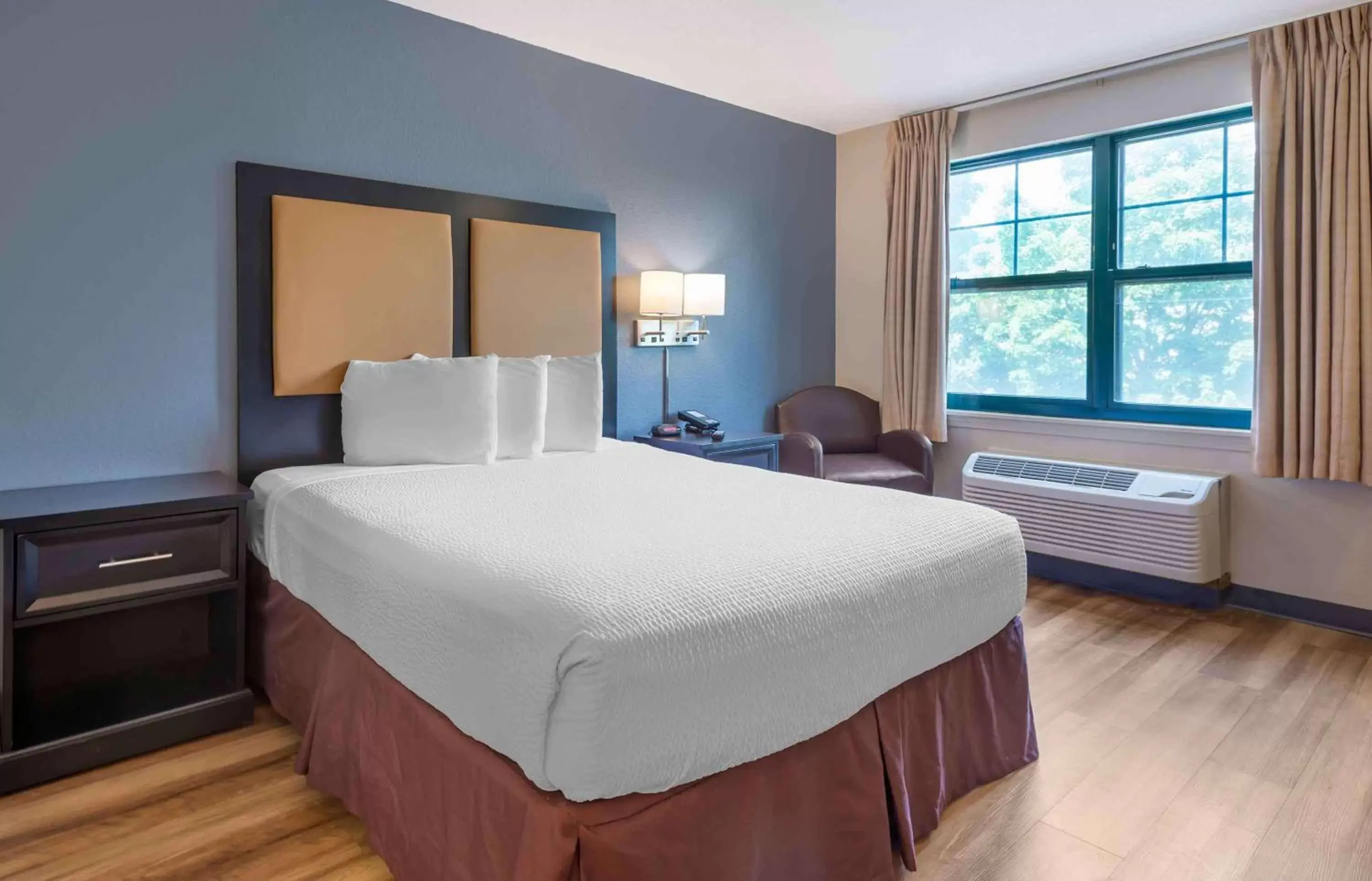 Bedroom, Bed in Extended Stay America Suites - Philadelphia - Cherry Hill