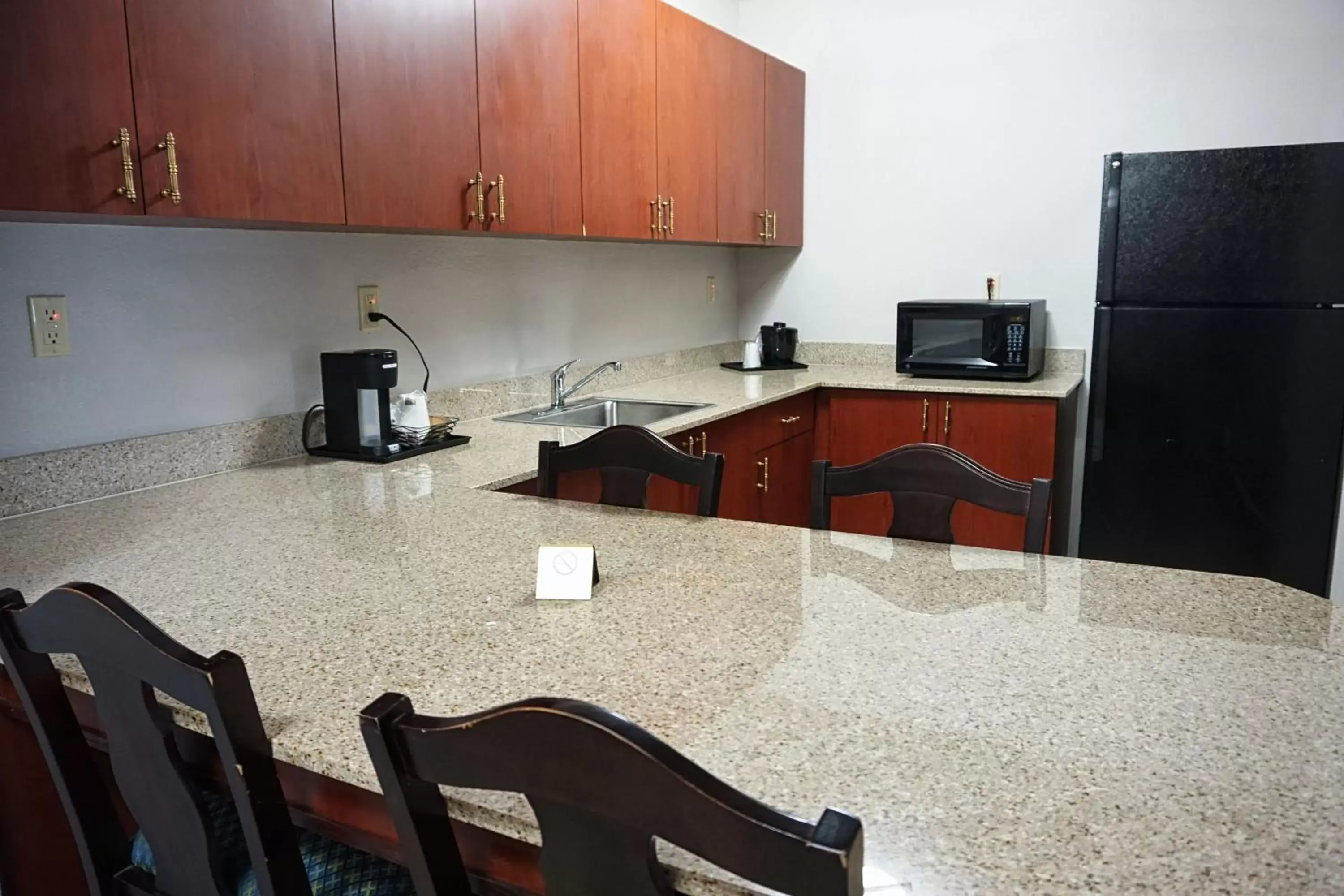 Kitchen/Kitchenette in Country Inn & Suites by Radisson, Tampa/Brandon, FL