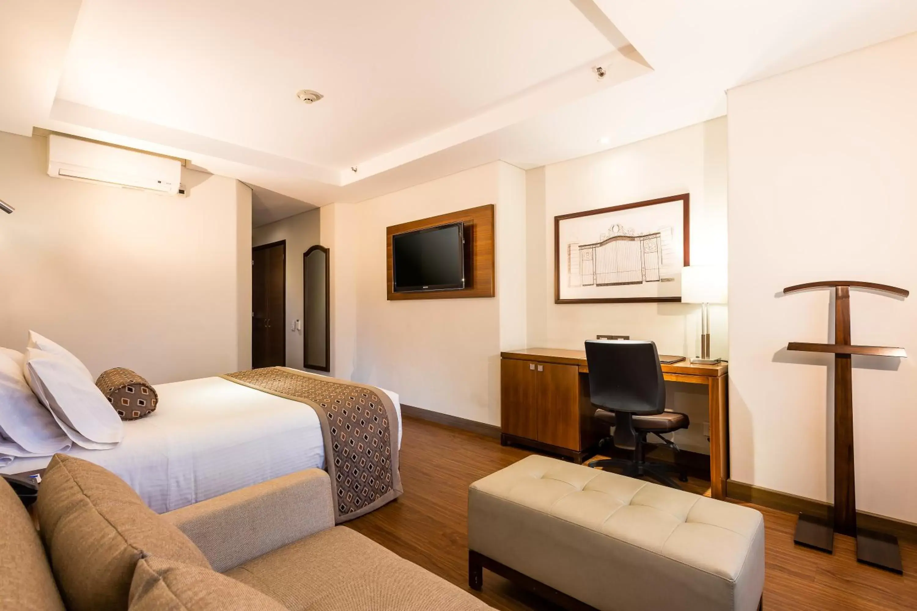 Bedroom, TV/Entertainment Center in Hotel Dann Carlton Bogota