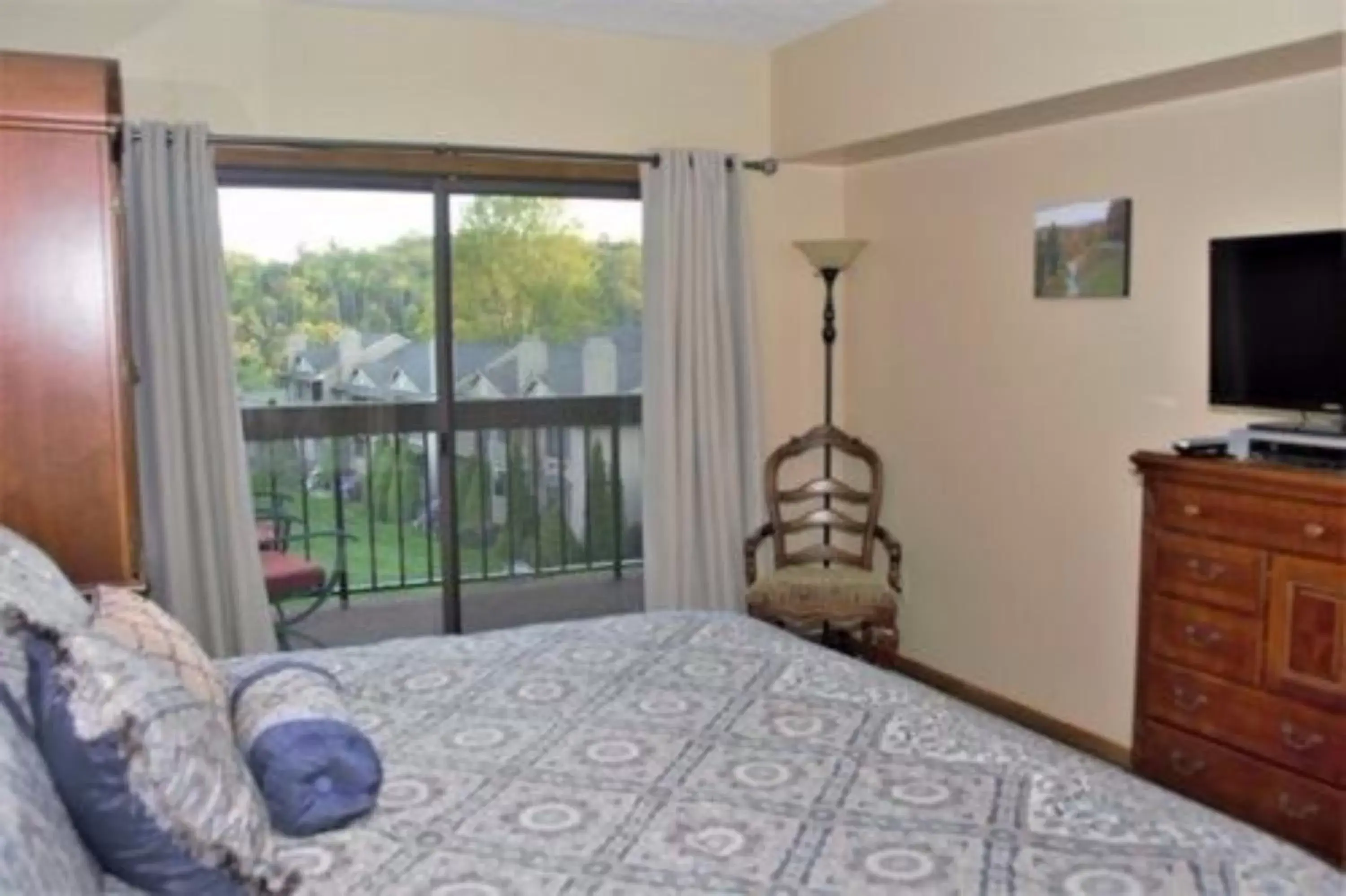 One-Bedroom Apartment with Fireplace in Chetola Resort Condominiums One-Bedroom Apartment with Fireplace in Chetola Resort Condominiums