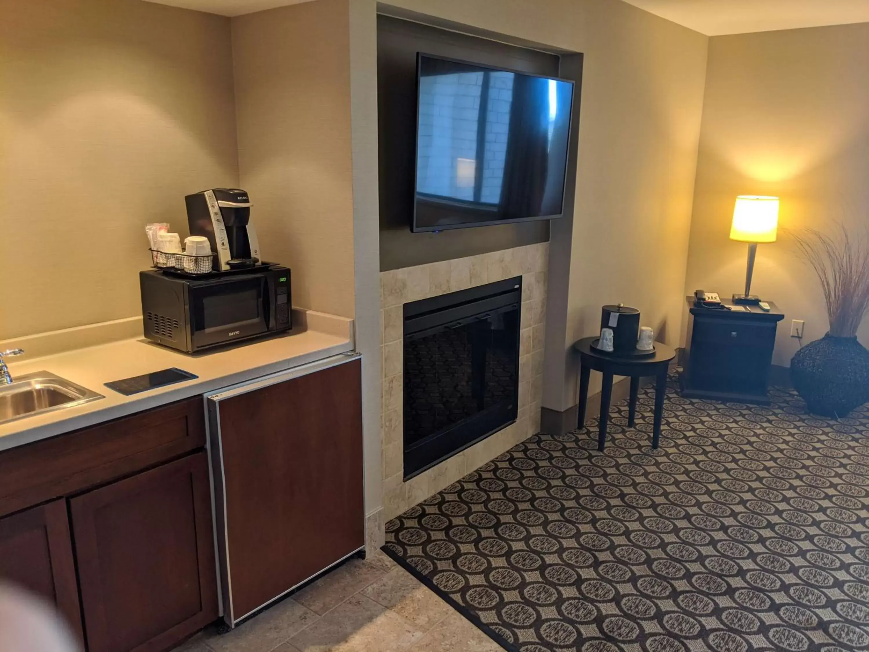 Photo of the whole room, TV/Entertainment Center in Best Western Plus InnTowner Madison