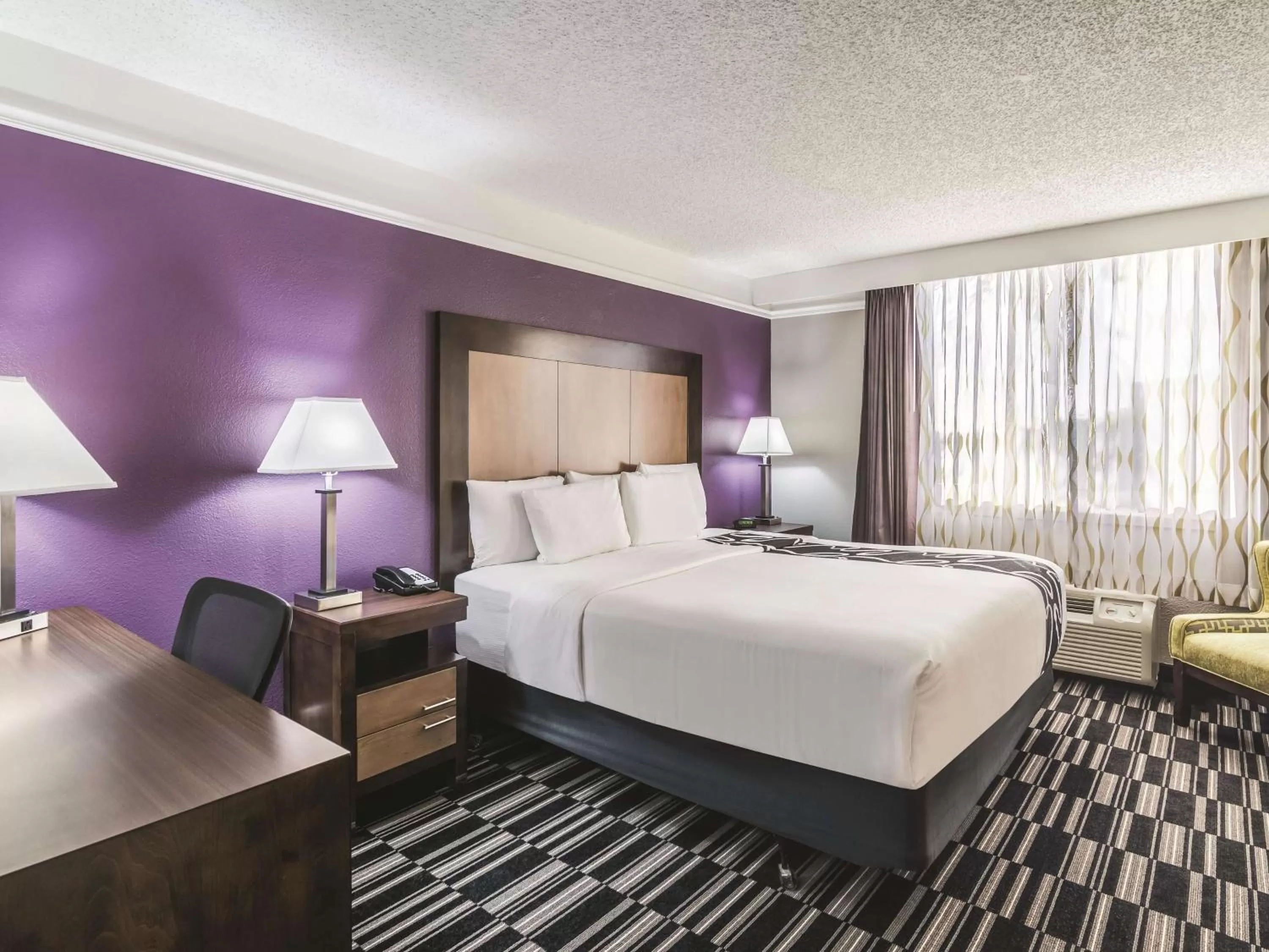 Photo of the whole room, Bed in La Quinta Inn by Wyndham Jupiter