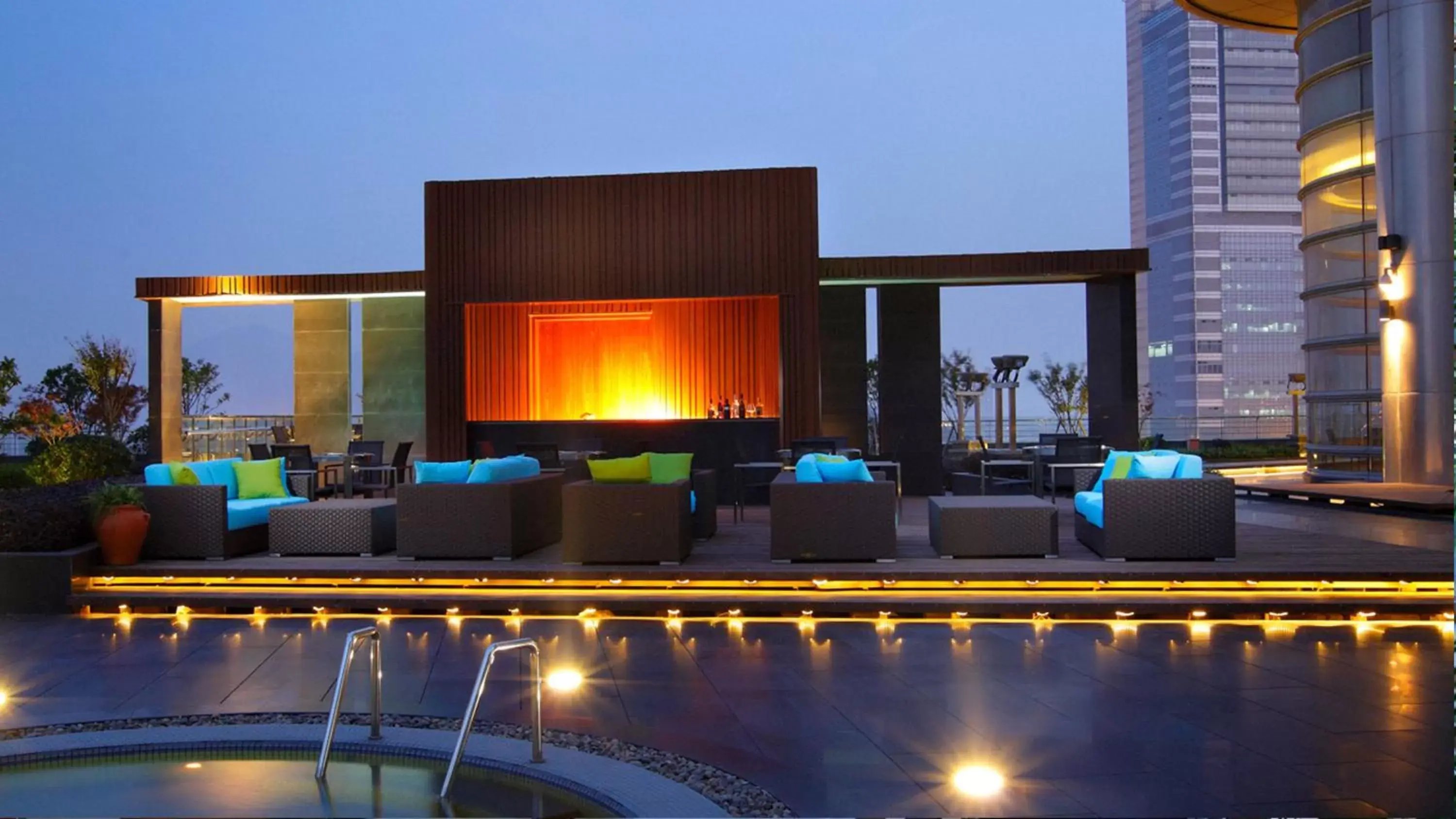 Lounge or bar, Swimming Pool in InterContinental Nanjing, an IHG Hotel
