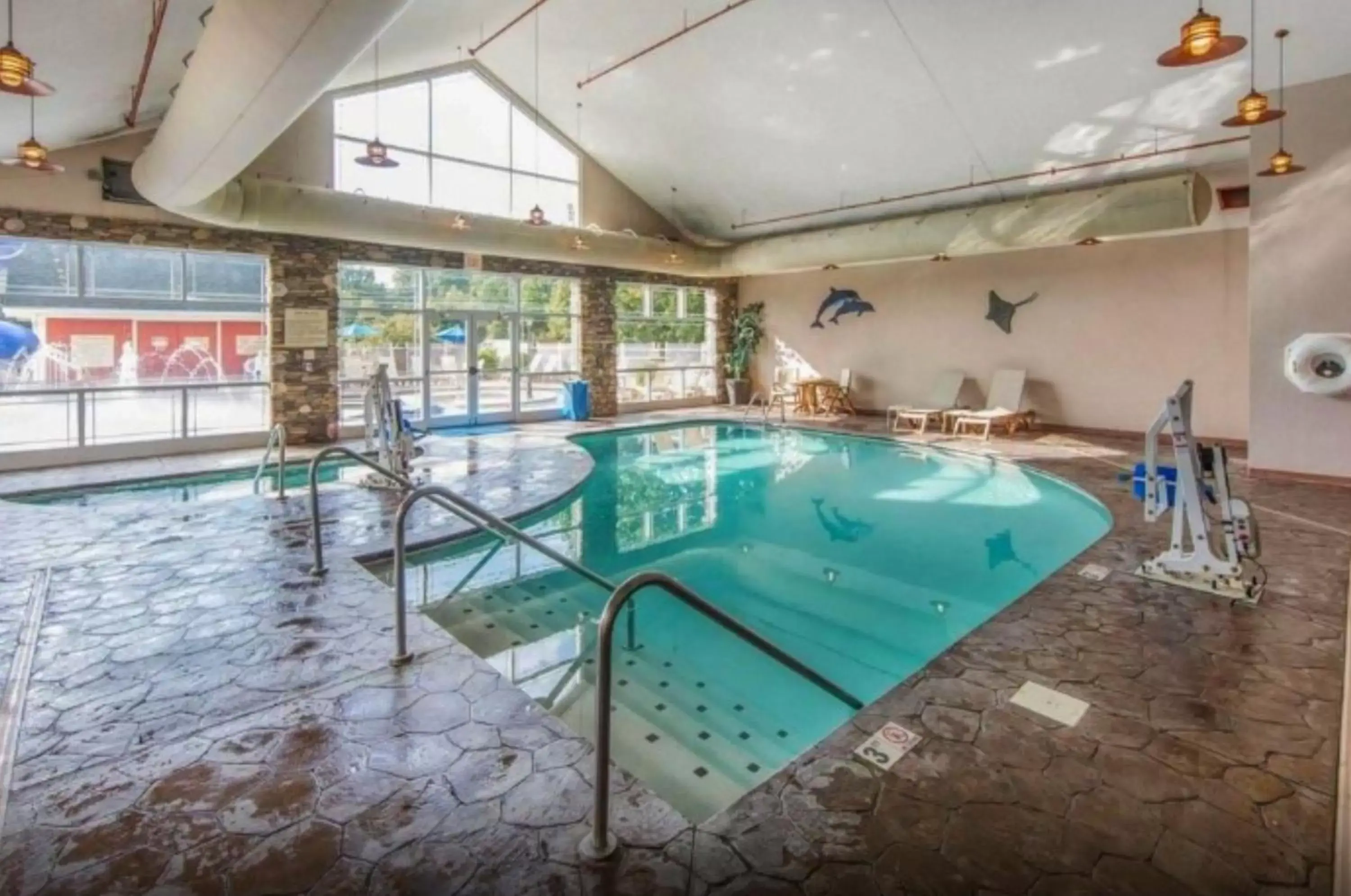 Swimming Pool in Clarion Inn Near Island Drive