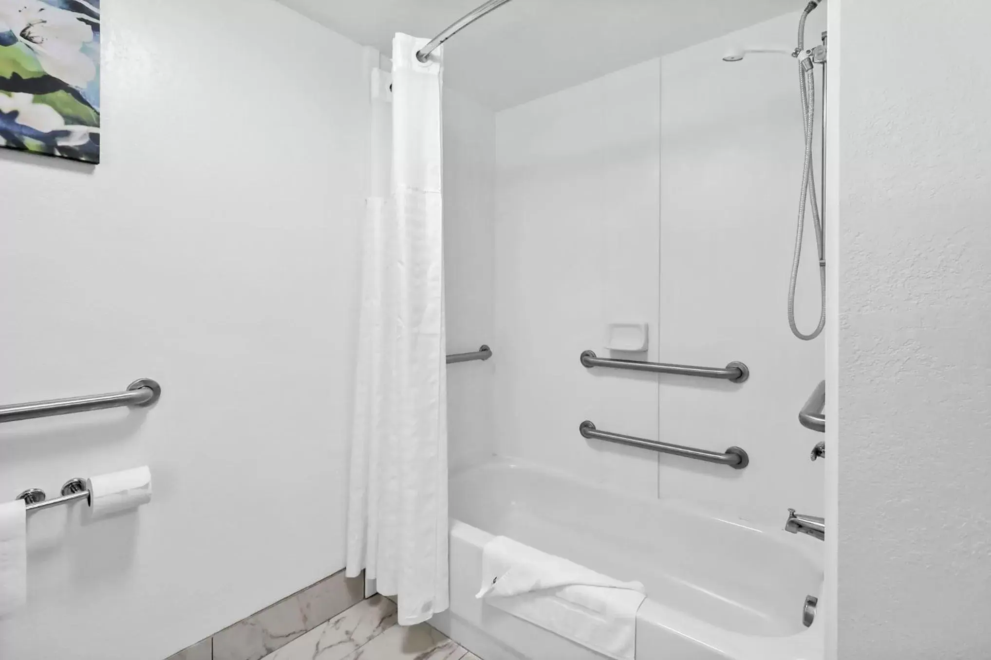 acessibility, Bathroom in La Quinta by Wyndham Atlanta South - Newnan