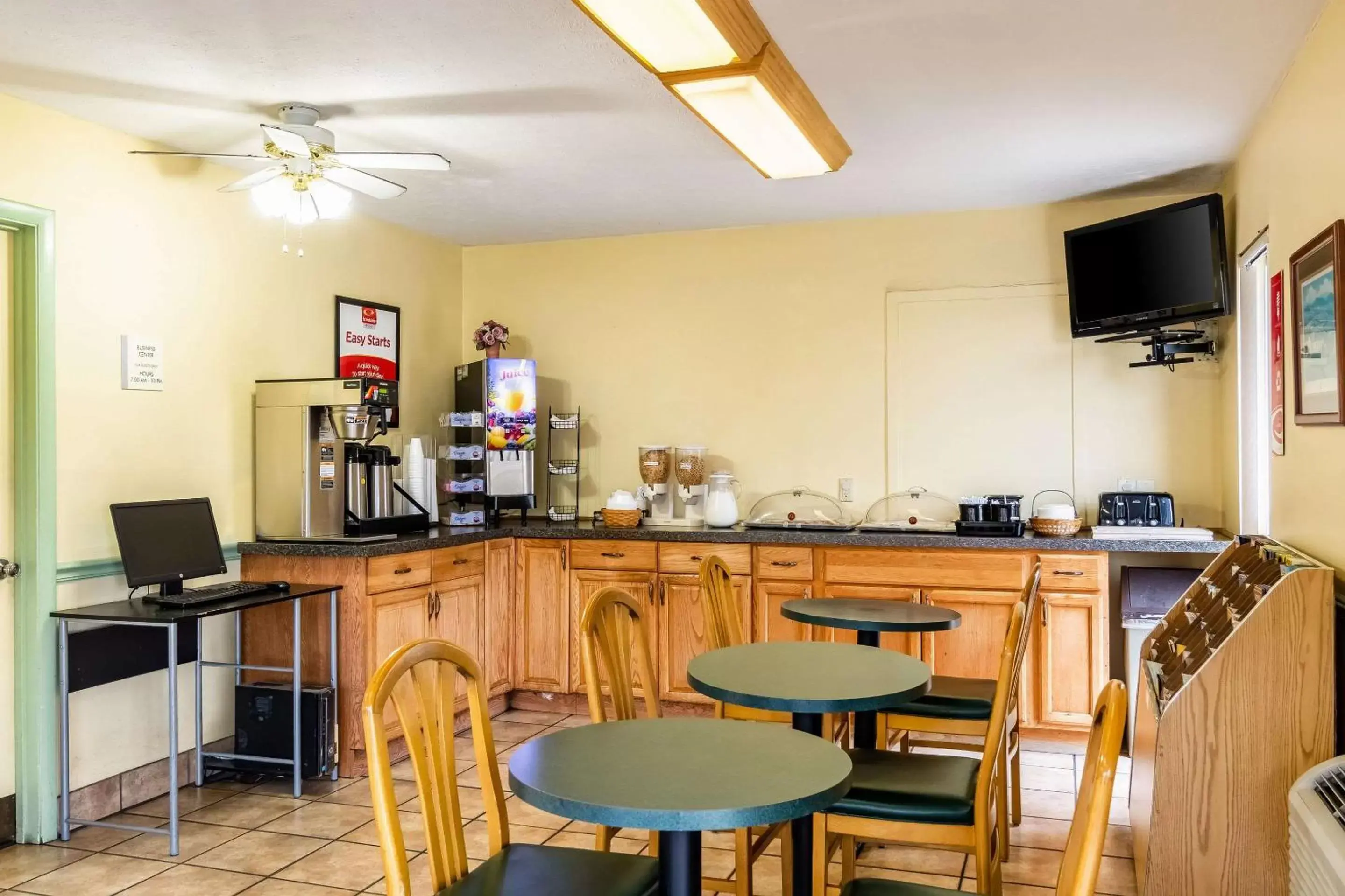 Restaurant/Places to Eat in Econo Lodge East Staunton