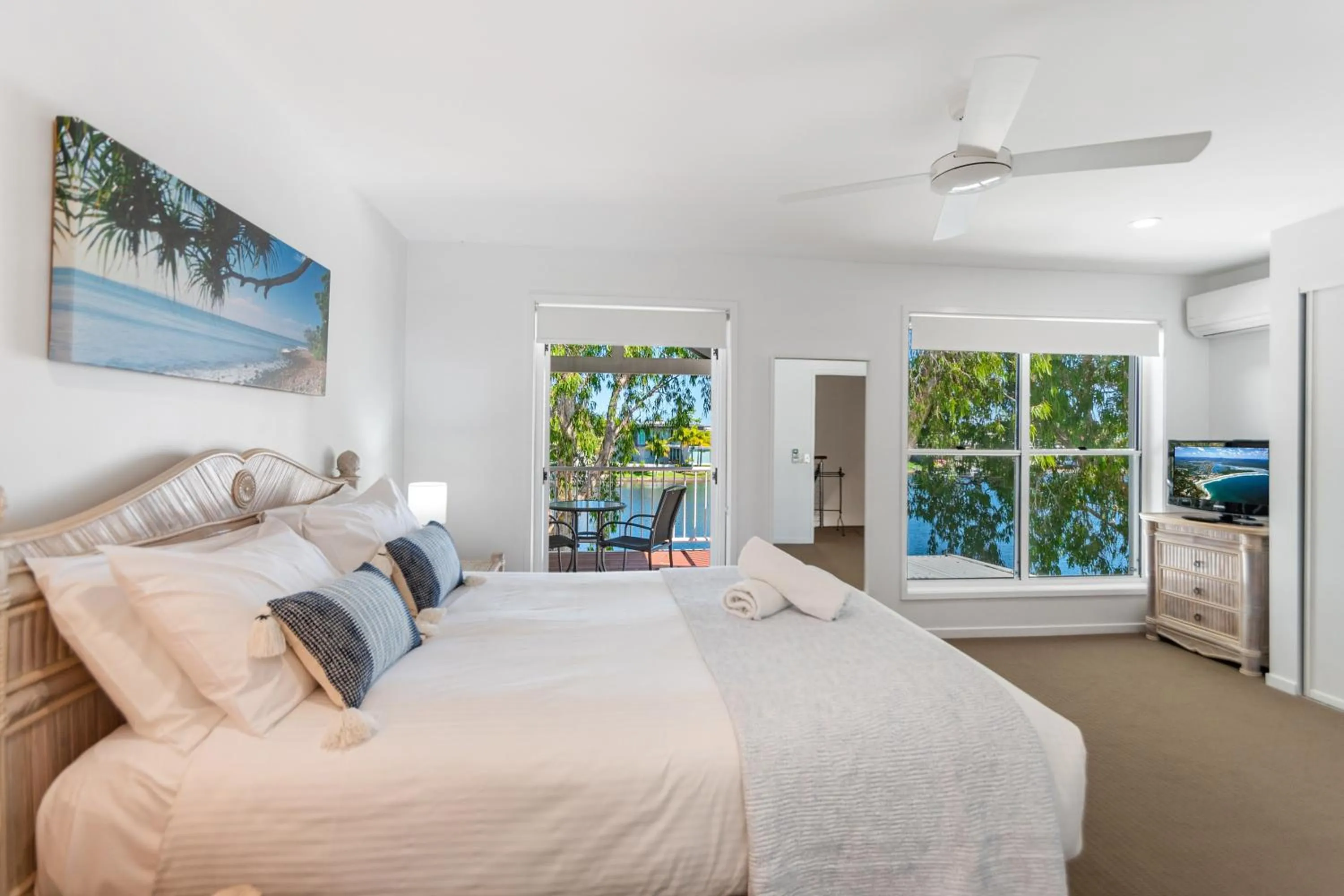 Bed in Noosa Entrance Waterfront Resort