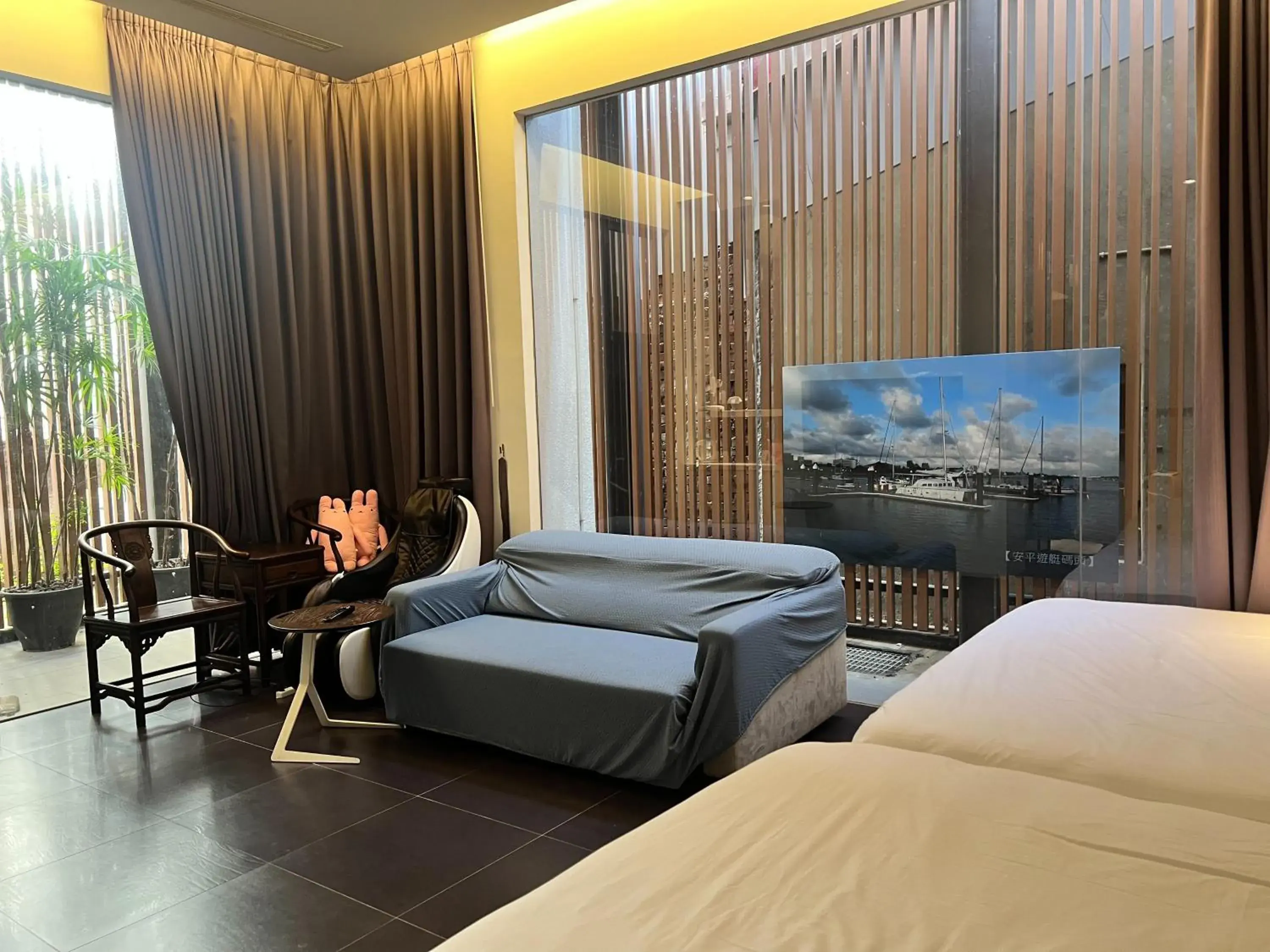 Bed, Seating Area in Tongzhan Design Inns