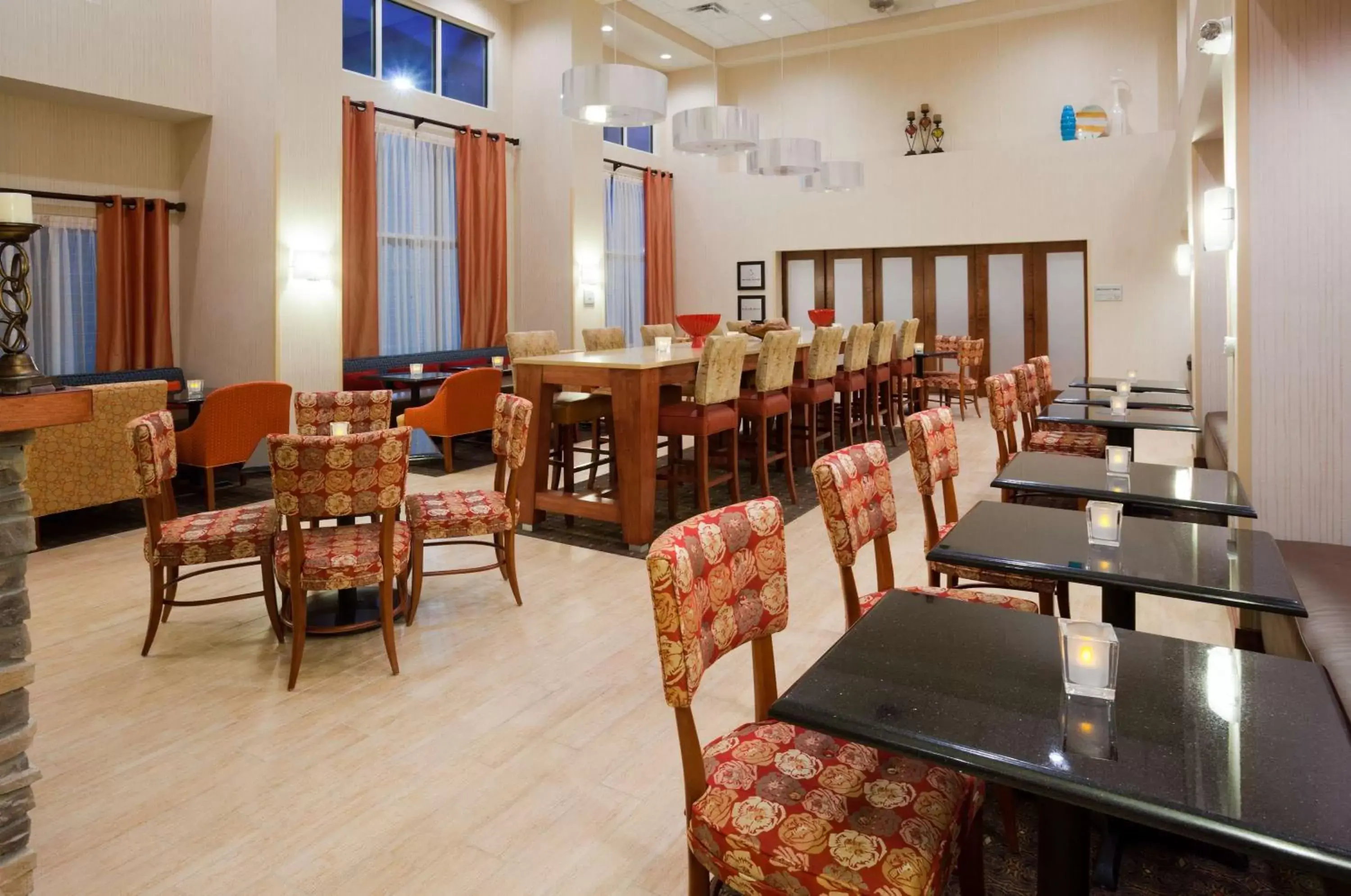 Restaurant/Places to Eat in Hampton Inn & Suites Minot