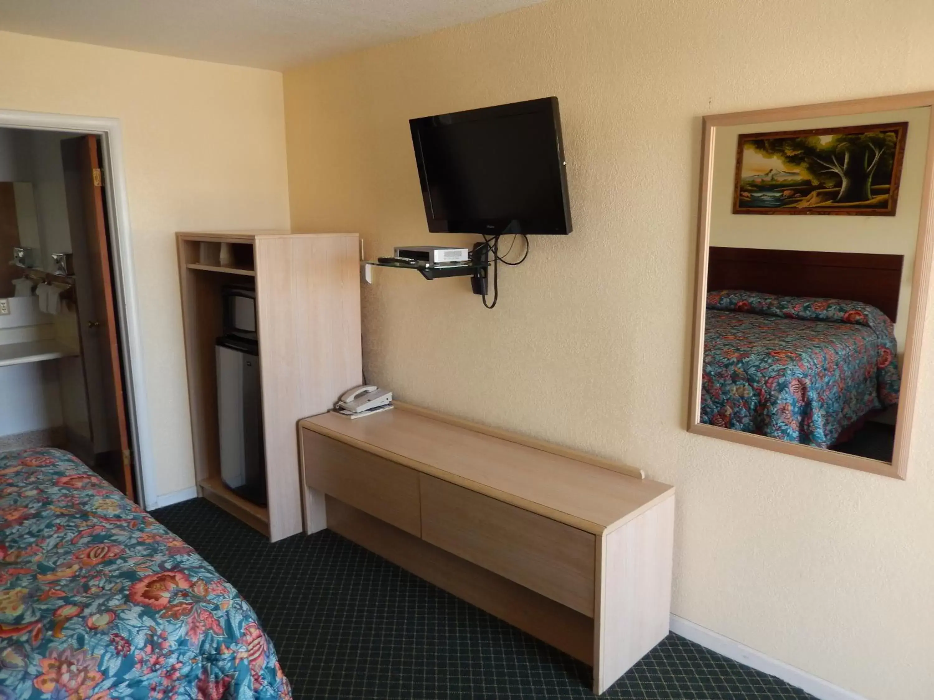 Bedroom, TV/Entertainment Center in Townsman Motel