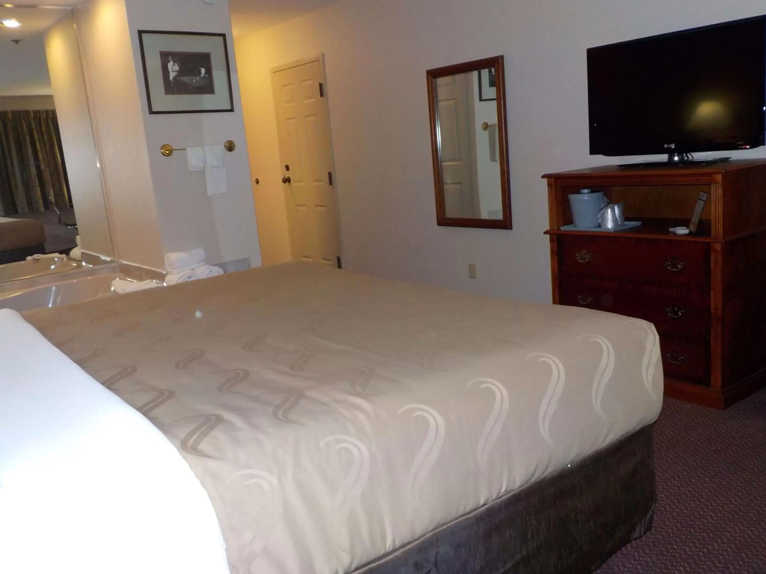 Photo of the whole room, Bed in SureStay Plus Hotel by Best Western Auburn