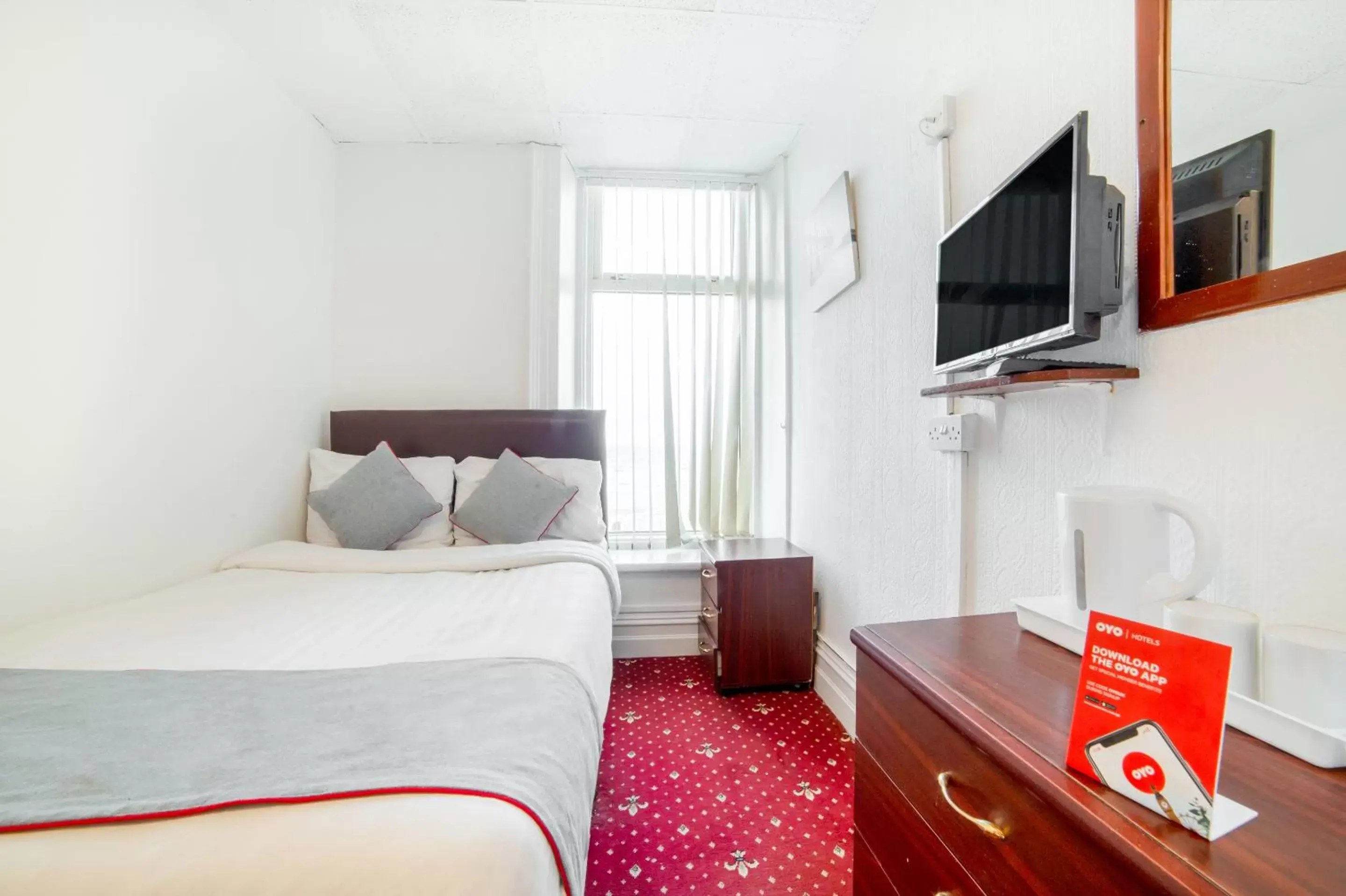 Bedroom, TV/Entertainment Center in OYO The Golden Cheval Hotel & Shisha Bar