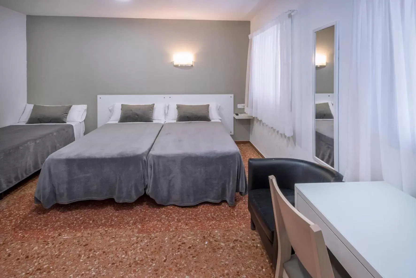 Photo of the whole room in Hotel Catalunya Express