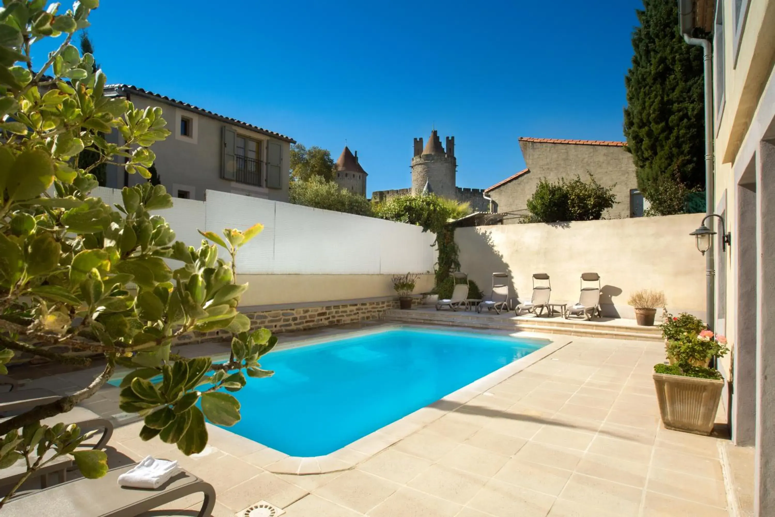 Property building, Swimming Pool in Hotel l'Aragon