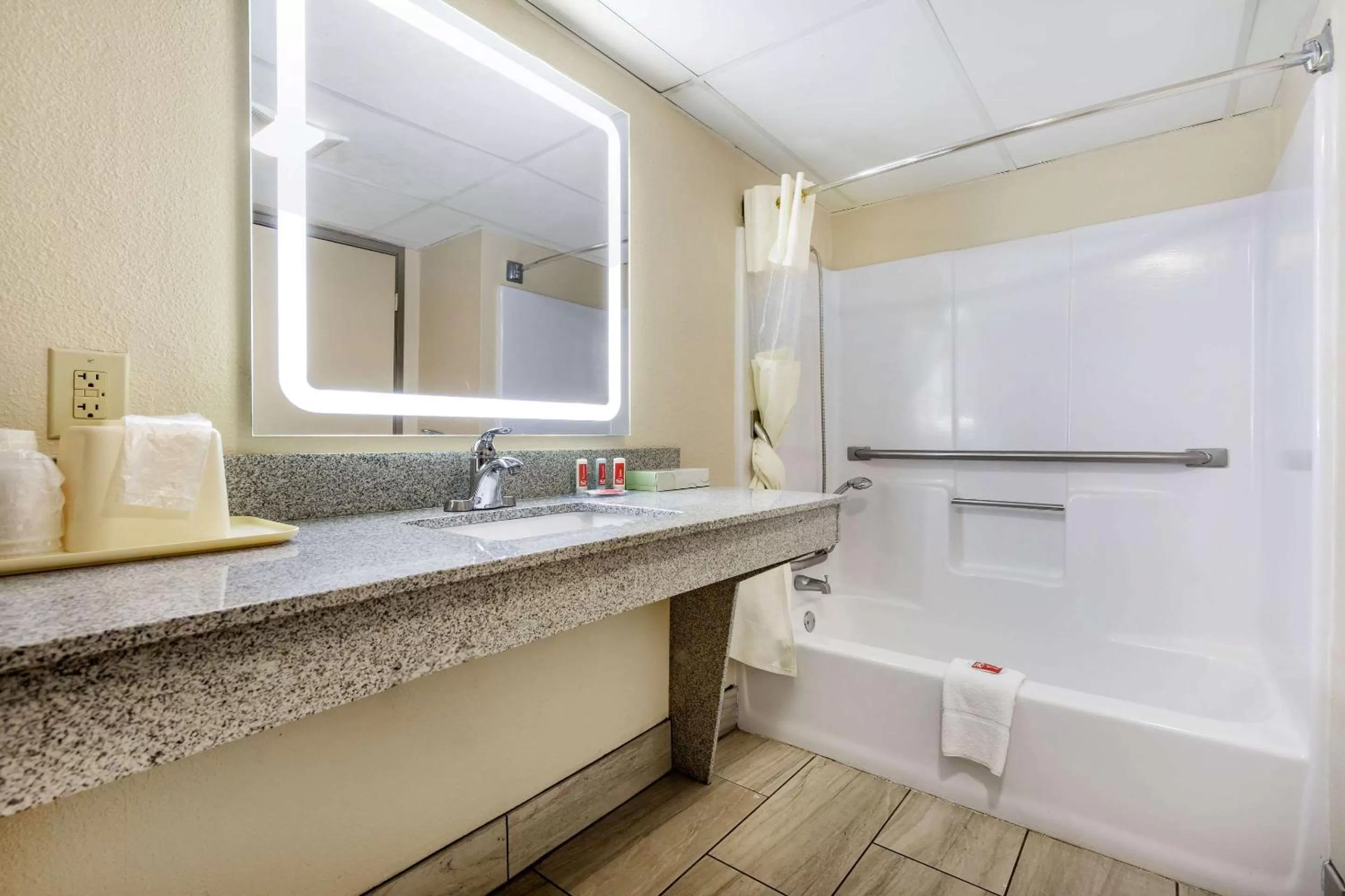 Bathroom in Econo Lodge Augusta, Downtown