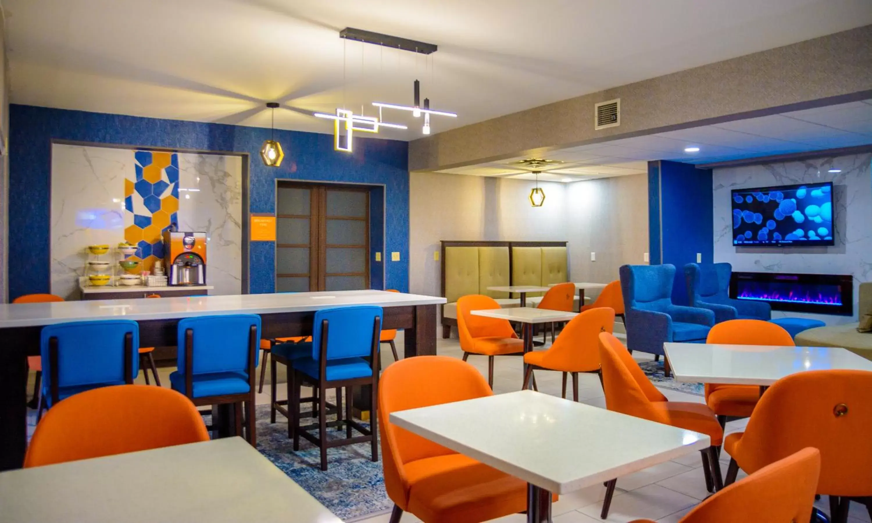 Lobby or reception, Restaurant/Places to Eat in La Quinta Inn & Suites by Wyndham Fayetteville I-95