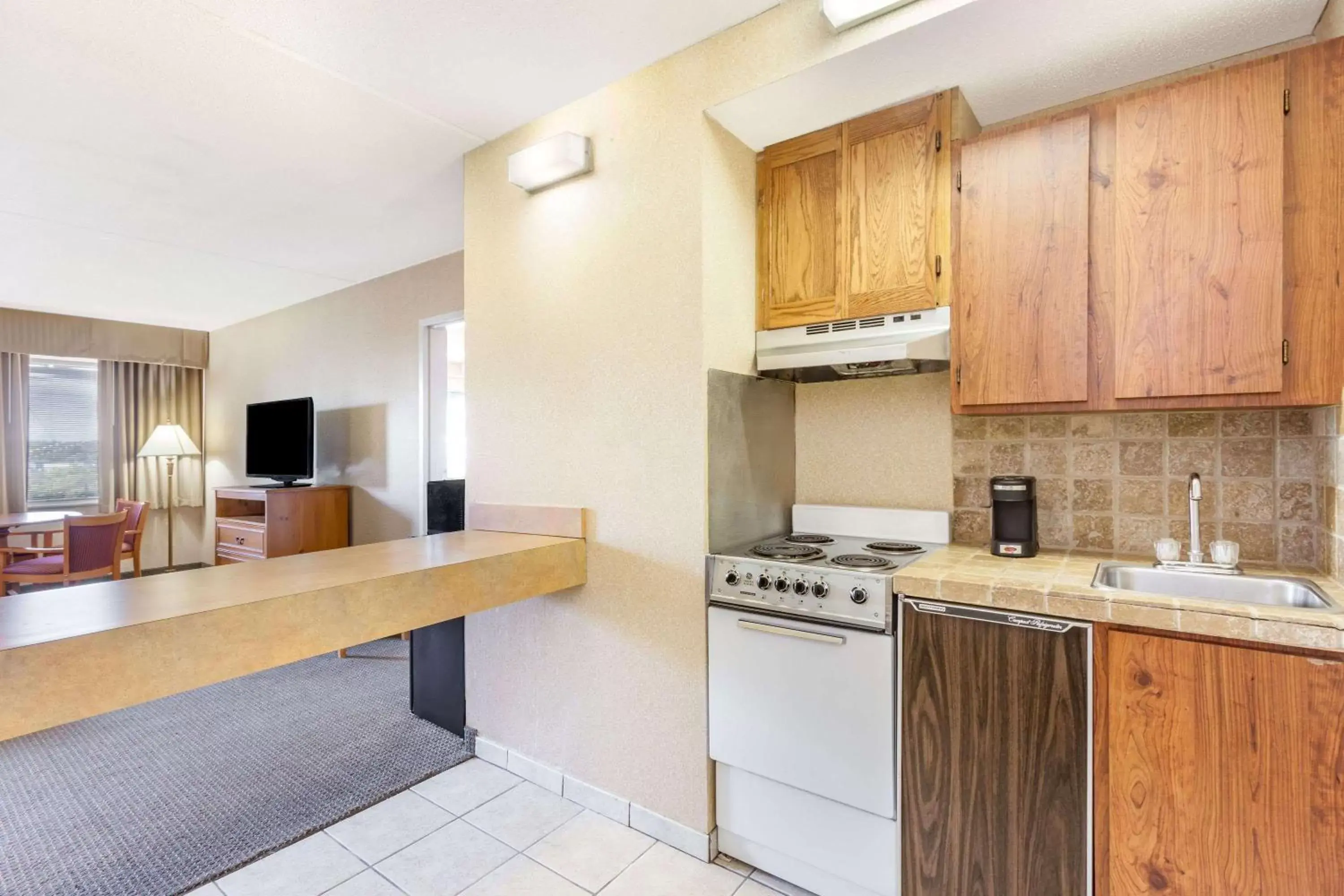 Photo of the whole room, Kitchen/Kitchenette in Travelodge by Wyndham Winchester