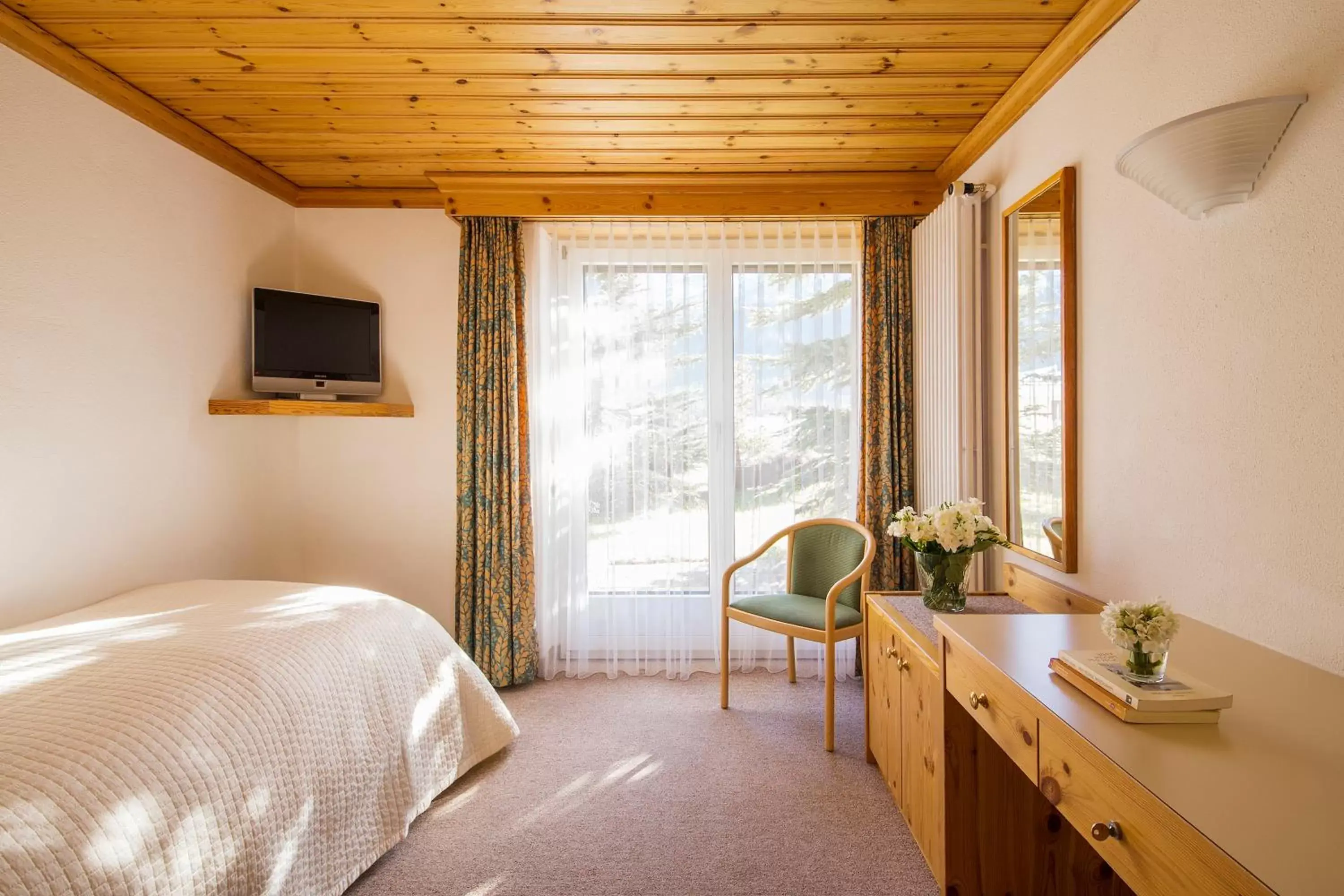 Bedroom, TV/Entertainment Center in Hotel Europa St. Moritz