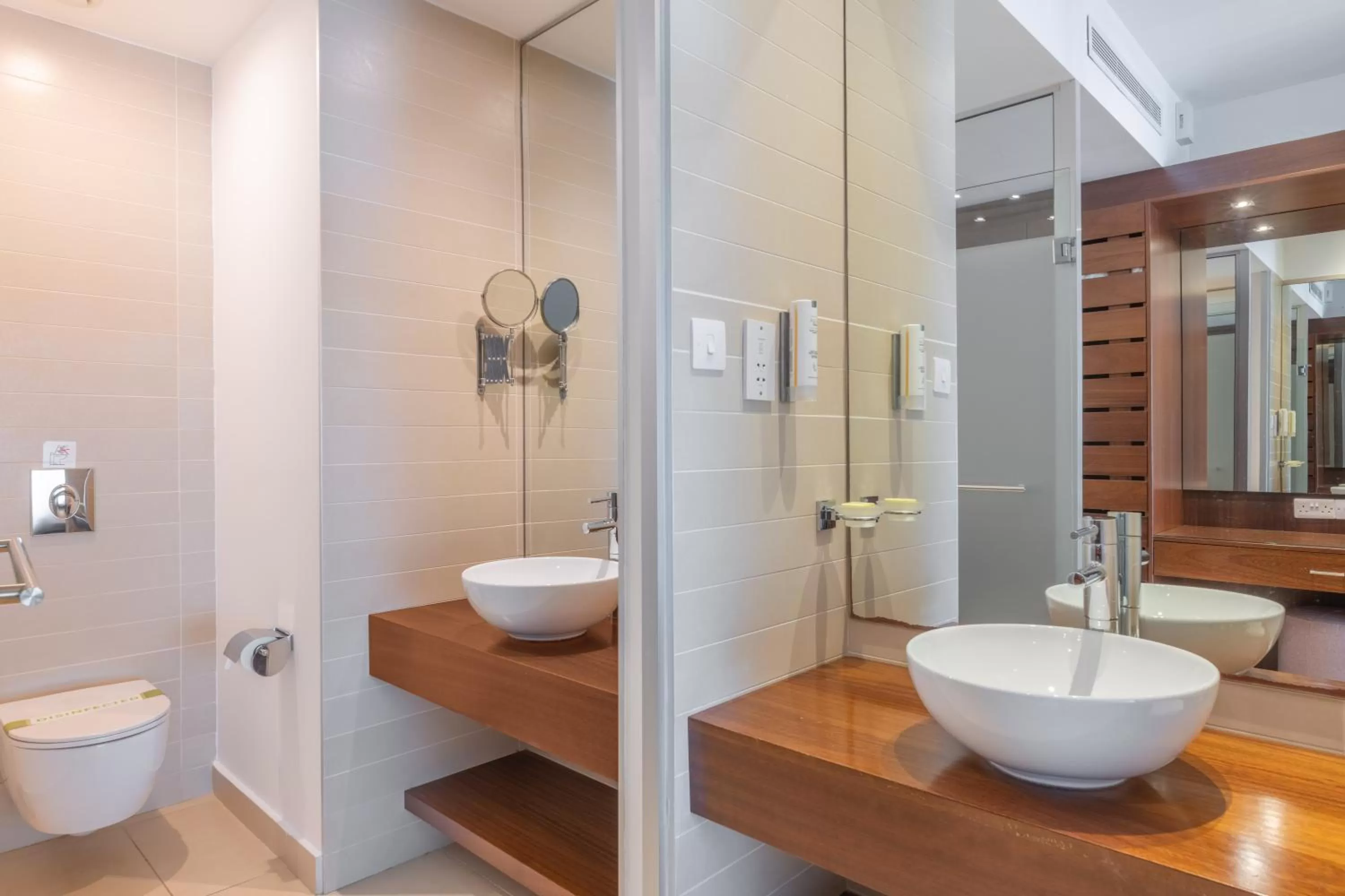 Shower in Napa Mermaid Hotel & Suites