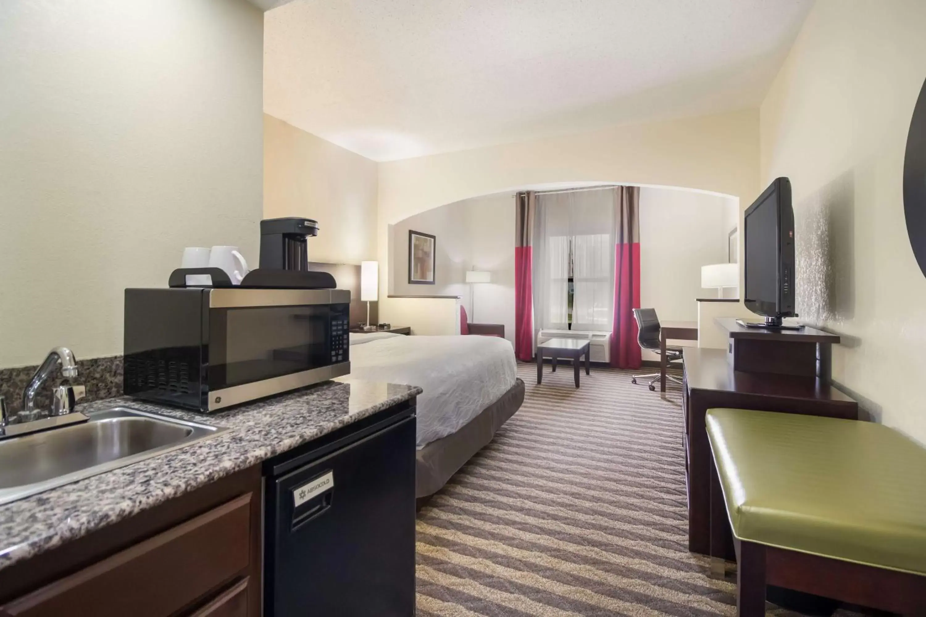 Bedroom, TV/Entertainment Center in Best Western Suites near Opryland