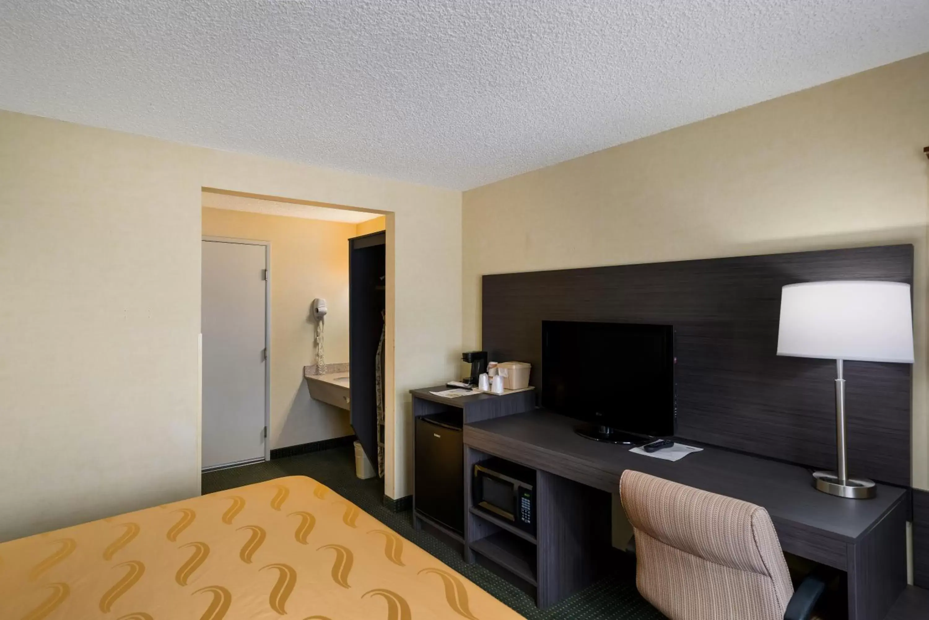 Bedroom, TV/Entertainment Center in Quality Inn SeaTac Airport-Seattle