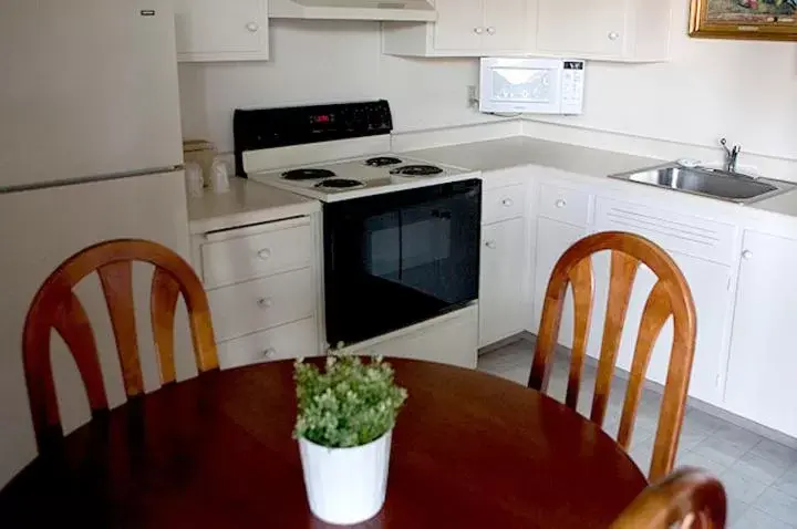Kitchen or kitchenette, Kitchen/Kitchenette in Coral Reef Inn & Condo Suites