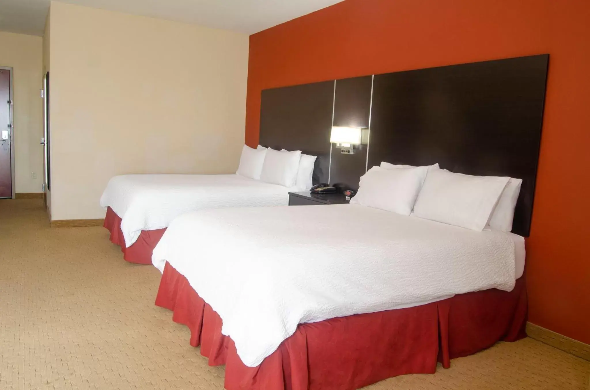 Photo of the whole room, Bed in Holiday Inn Birmingham - Hoover, an IHG Hotel