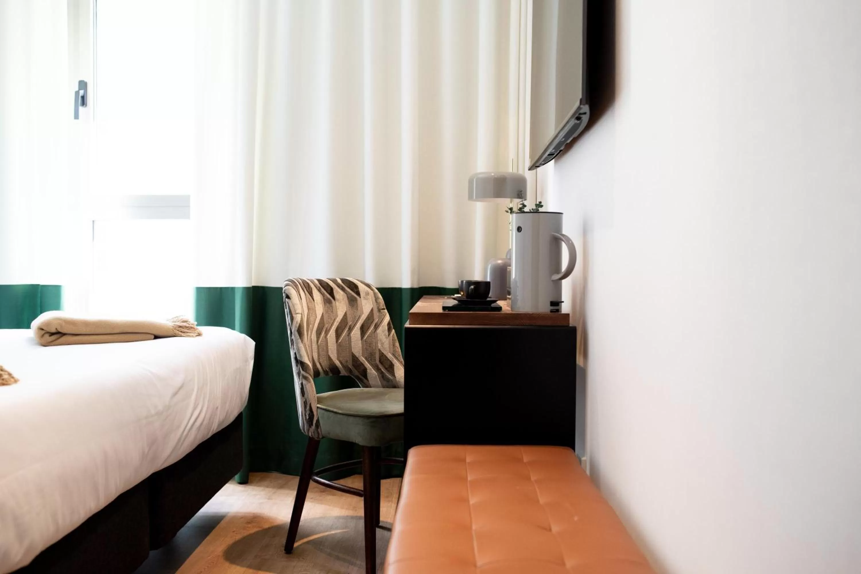 TV and multimedia, Bed in Room Mate Cosmo - City Centre, Valencia