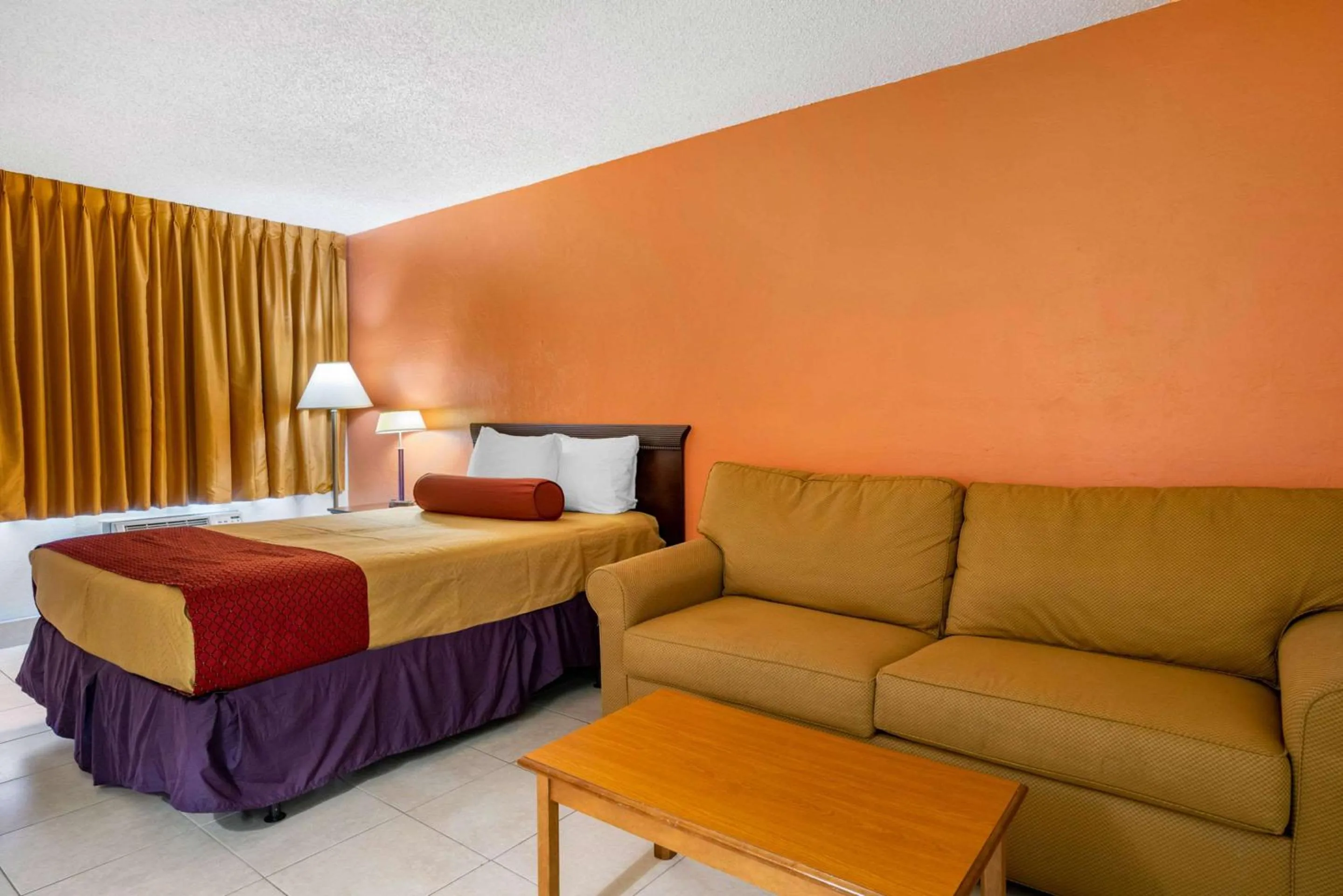 Photo of the whole room, Bed in Econo Lodge Fort Myers North