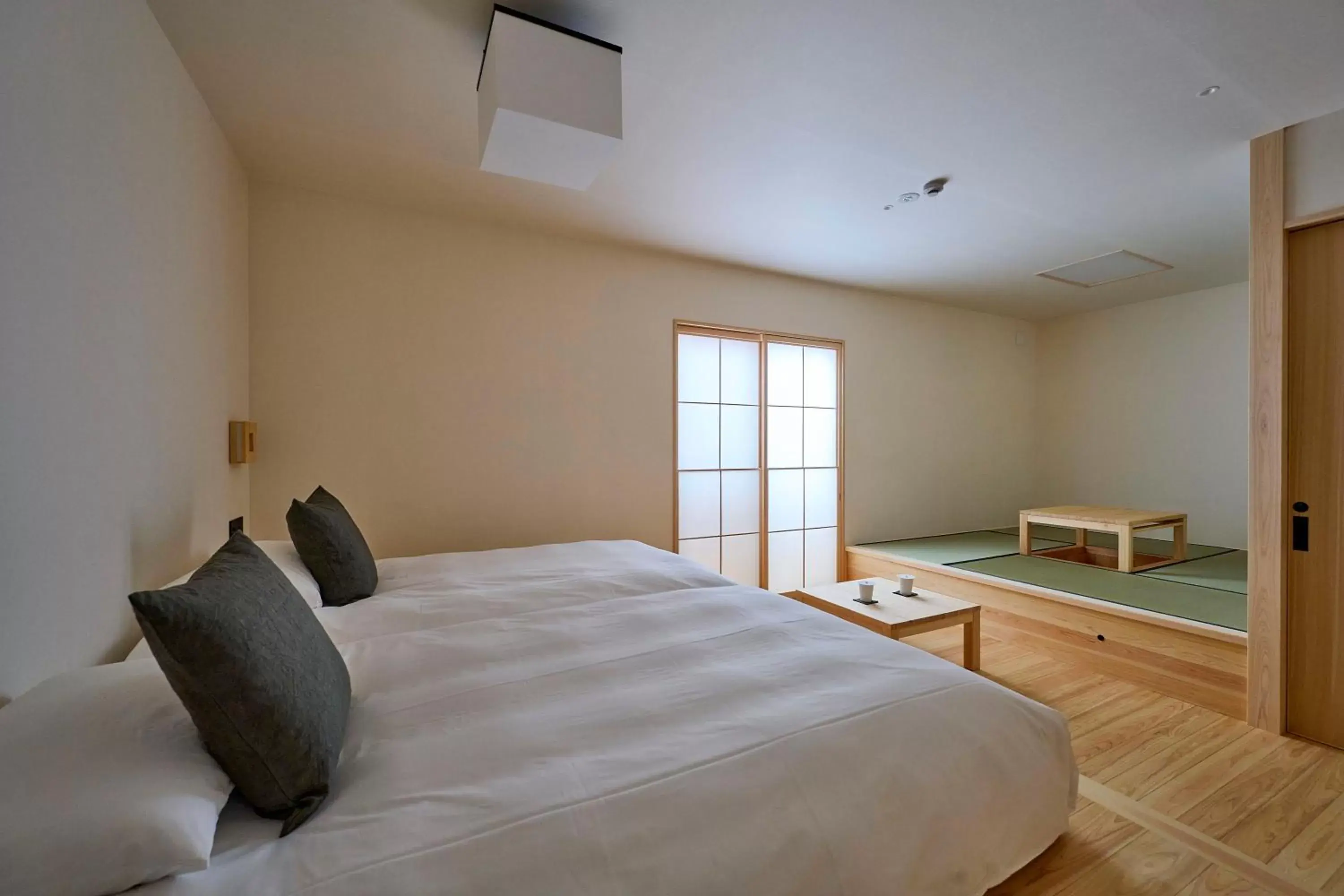 Photo of the whole room, Bed in yubune