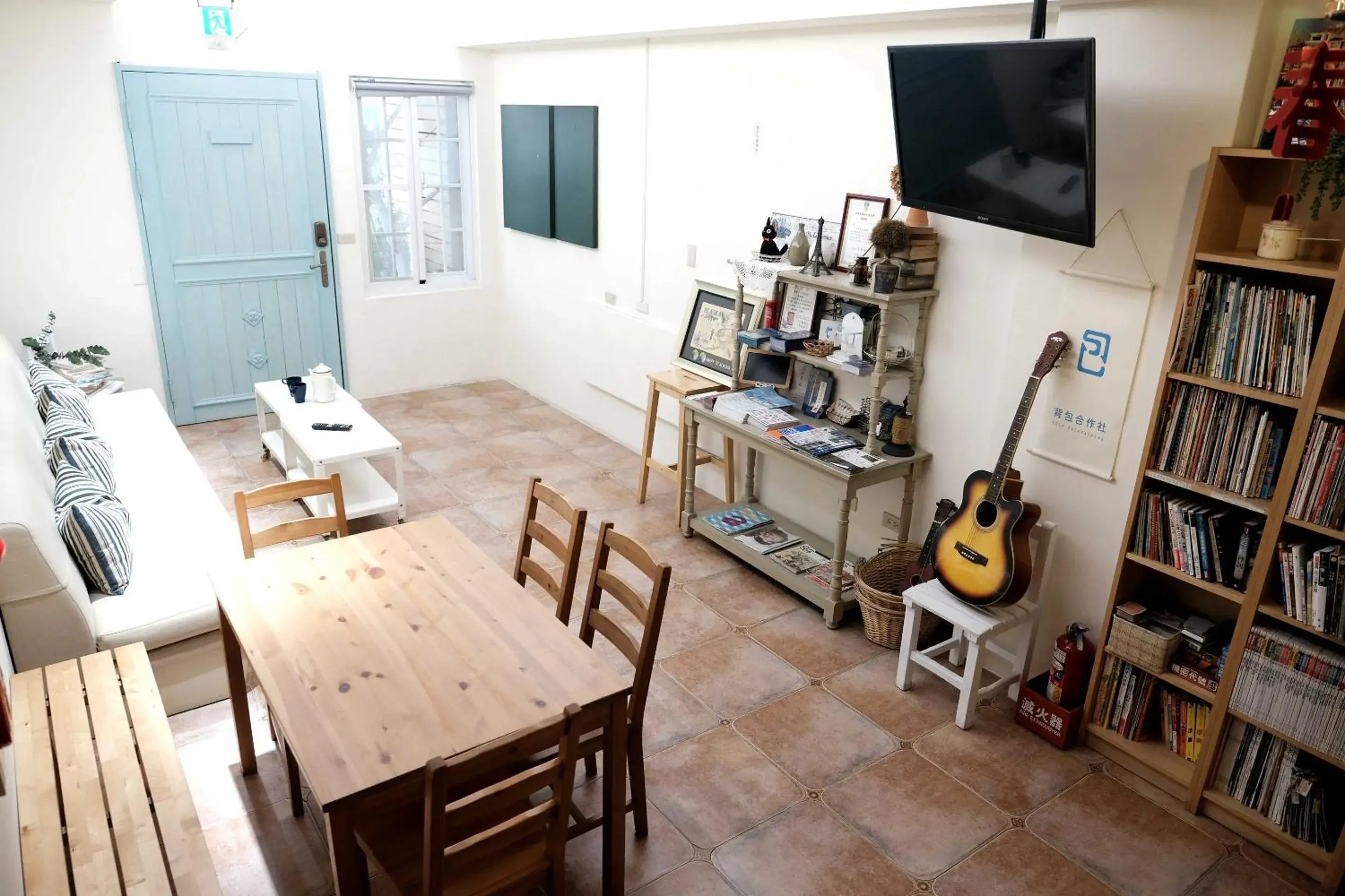 Communal lounge/ TV room, TV/Entertainment Center in Backpacker 41 Hostel - Kaohsiung