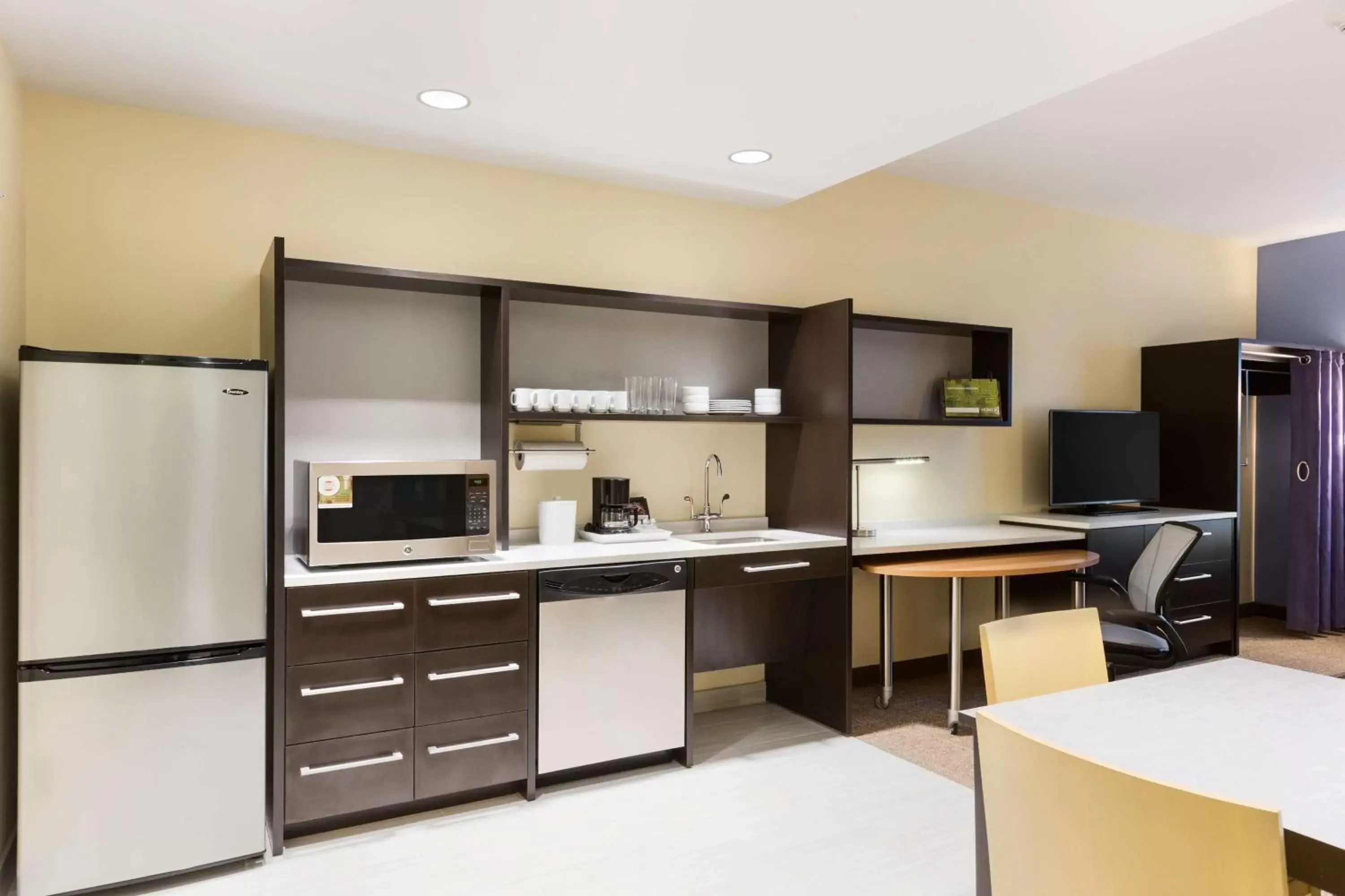 Living room, Kitchen/Kitchenette in Home2 Suites by Hilton Sioux Falls Sanford Medical Center