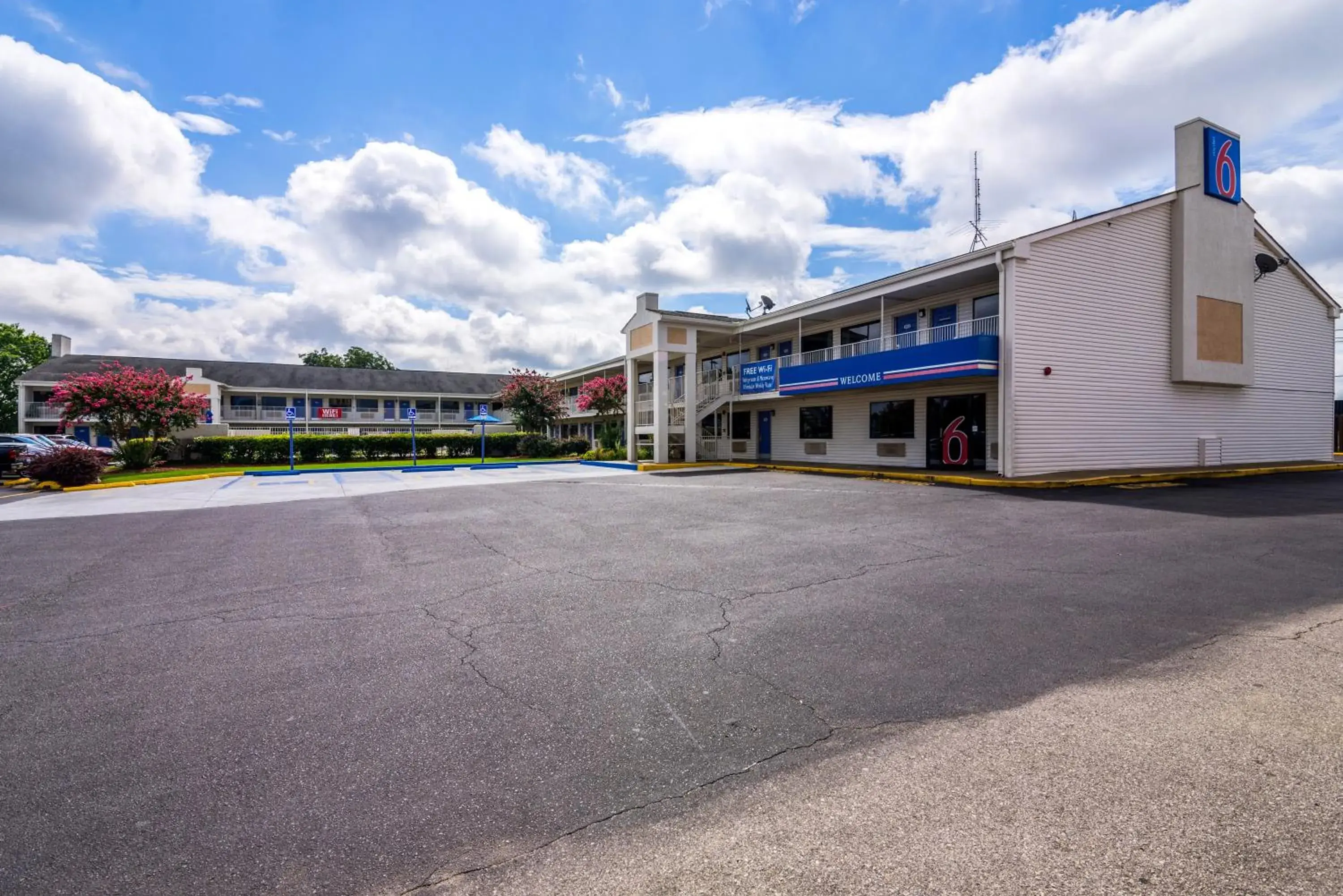 Facade/entrance, Property Building in Motel 6-Anniston, AL