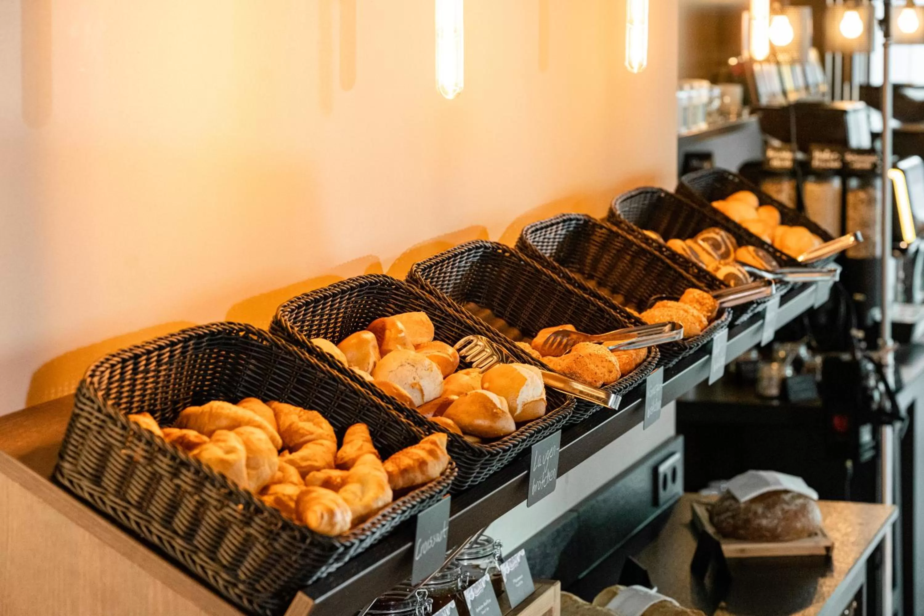 Restaurant/places to eat in FreshSuites & Bar