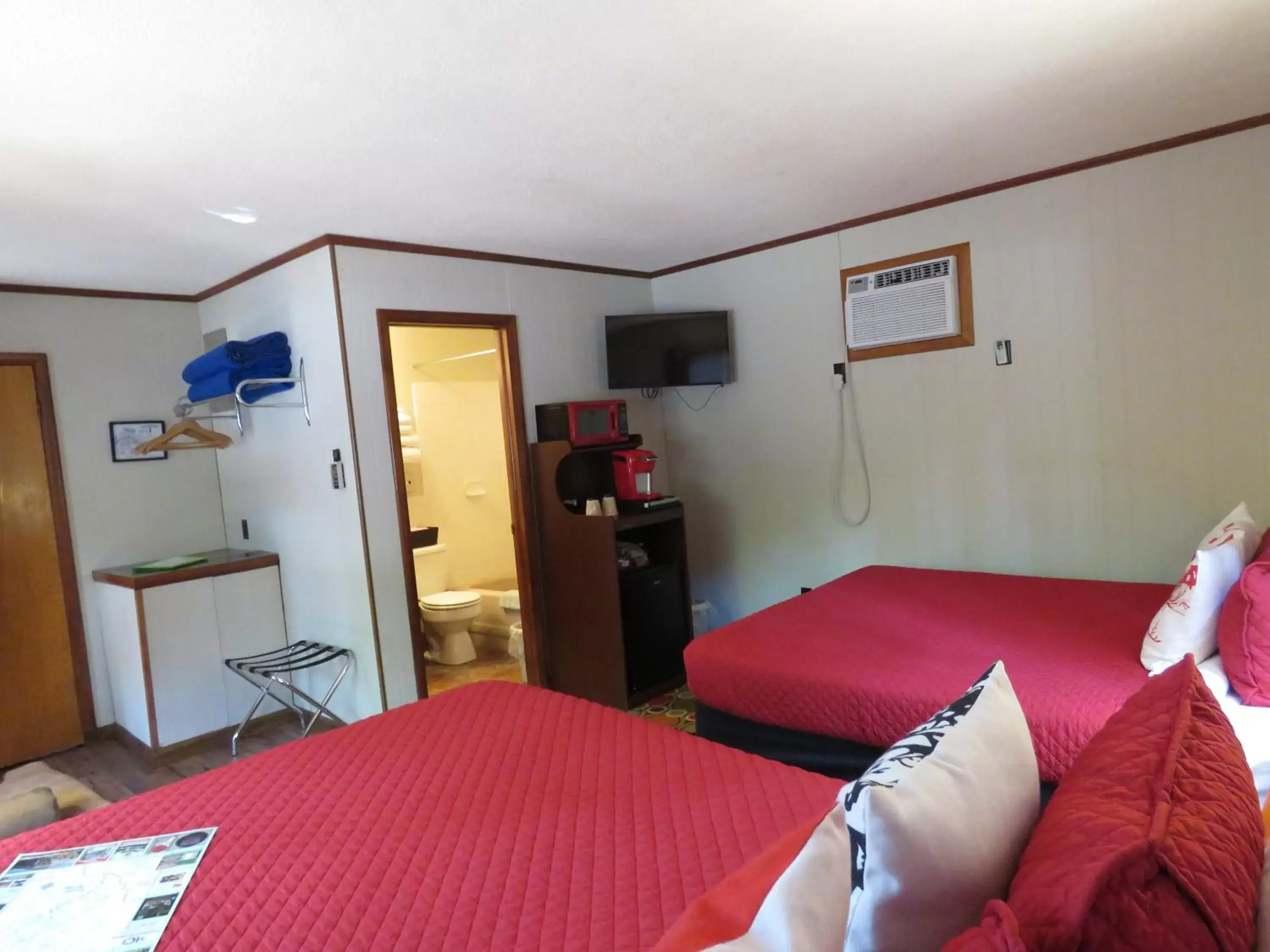 Bedroom, Bed in Tall Pines Inn