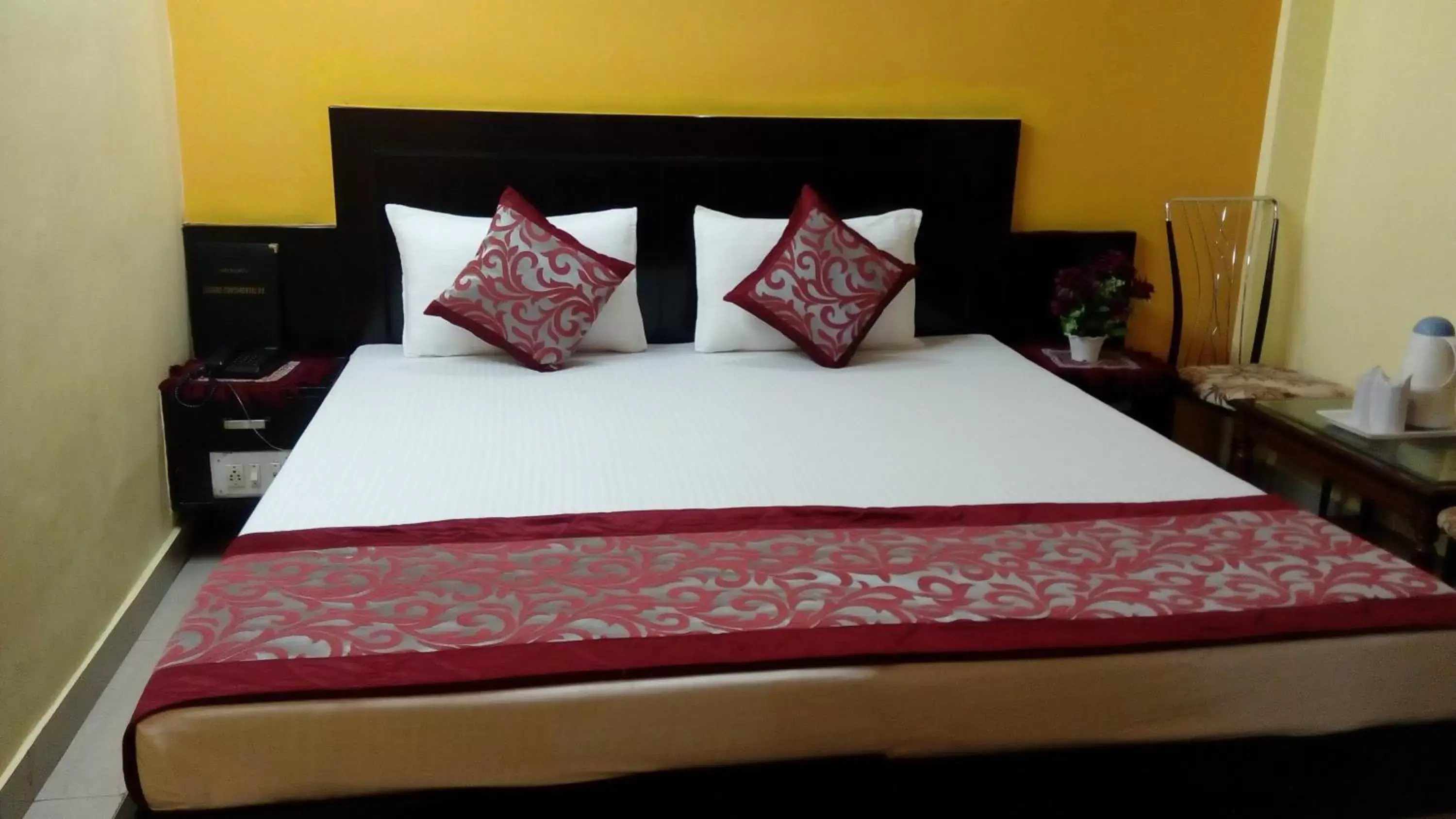 Bedroom, Bed in Hotel Su Shree Continental 5 Minutes Walk From New Delhi Railway Station