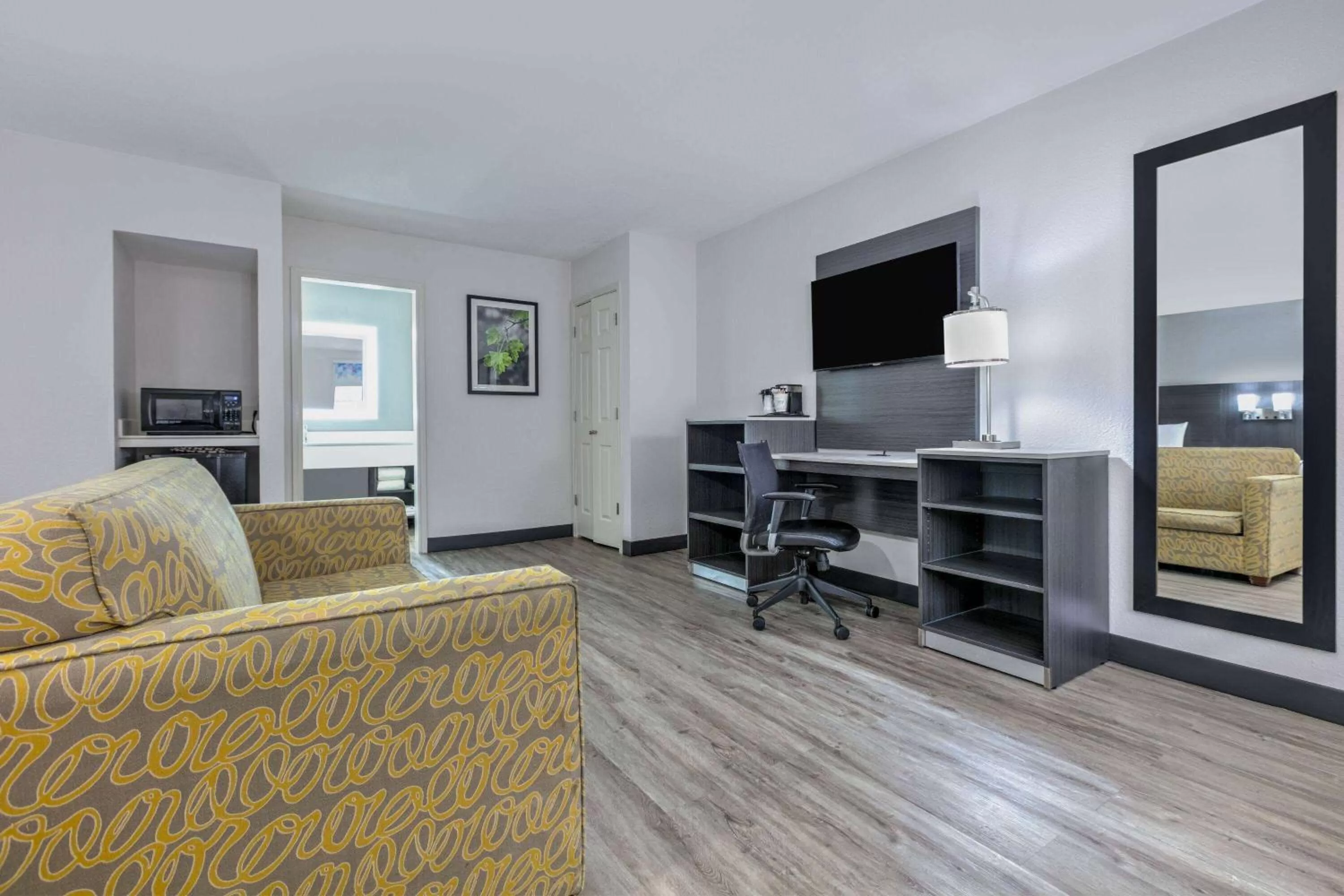 Photo of the whole room in La Quinta Inn by Wyndham Dallas Uptown