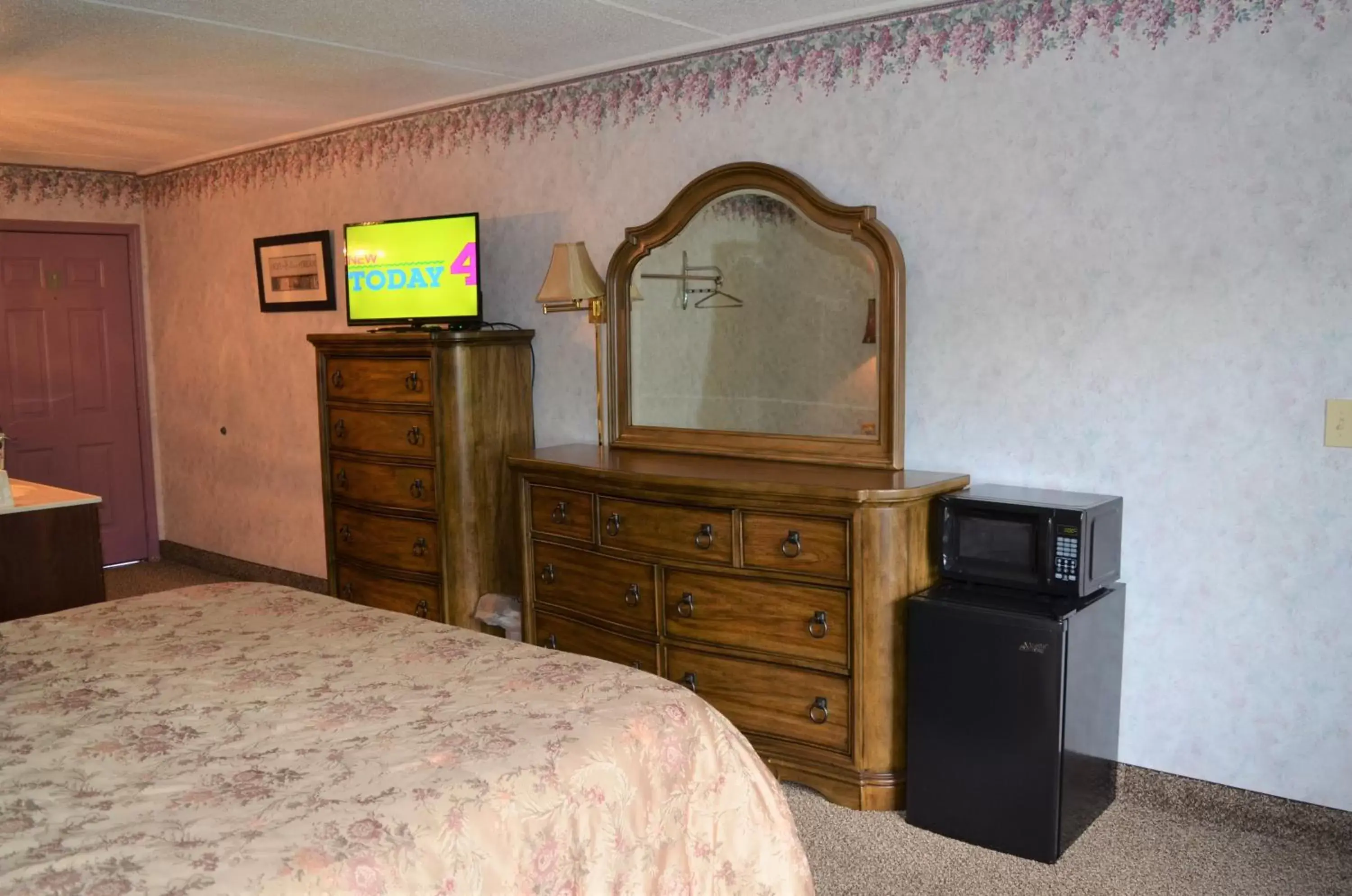 Decorative detail, TV/Entertainment Center in Rivergate Mountain Lodge