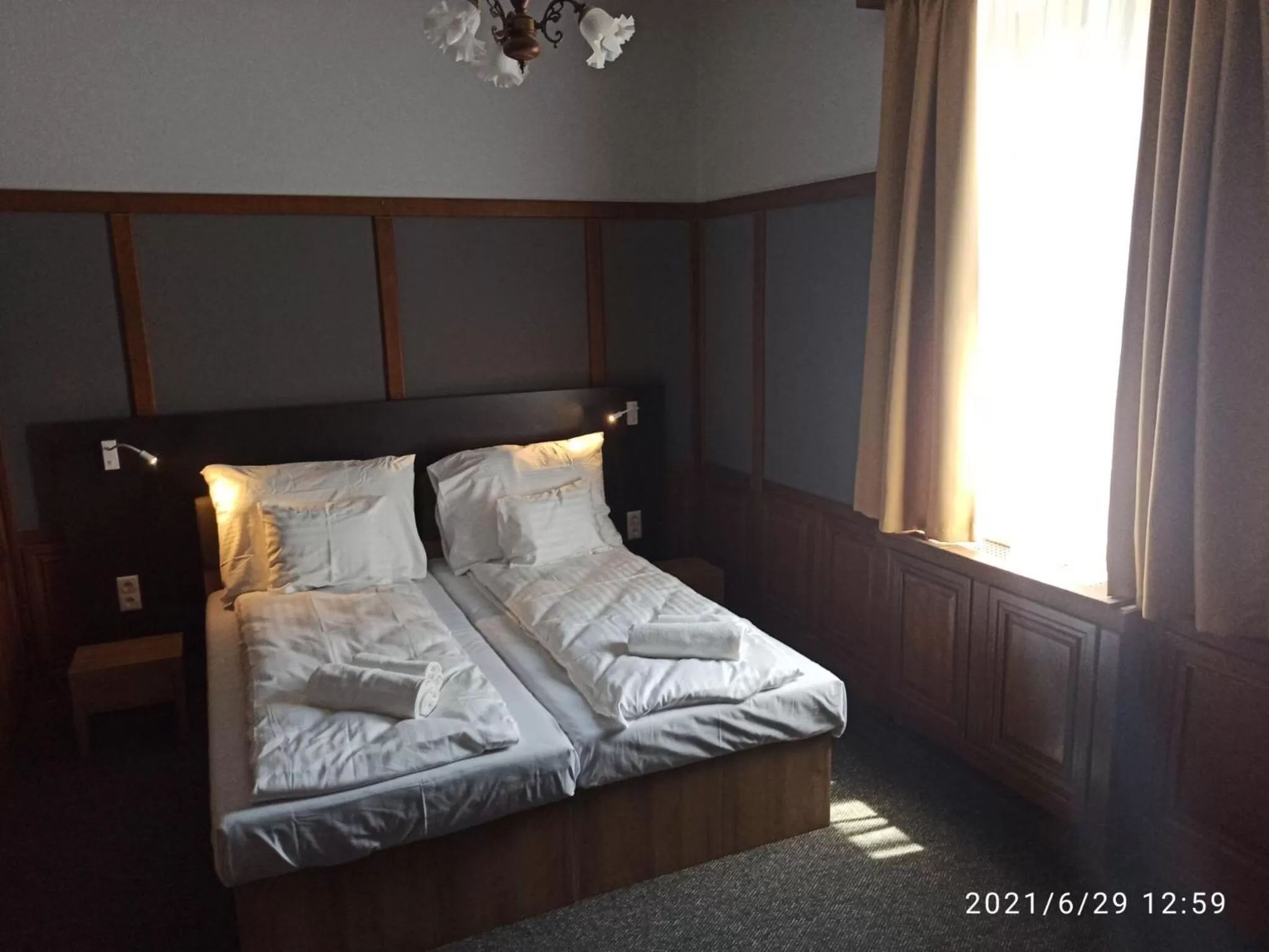 Bed in Svájci Lak Panzió