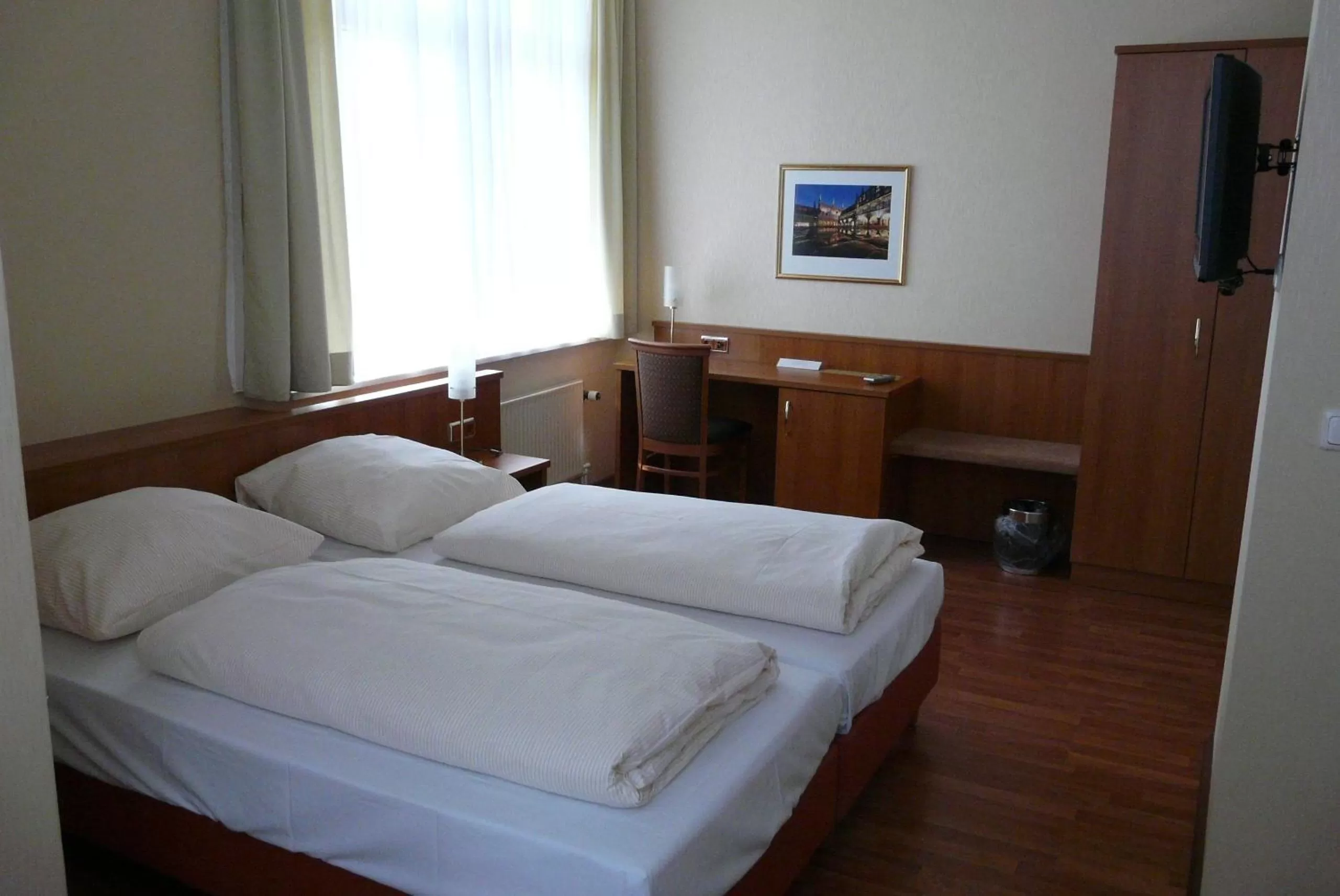 Photo of the whole room, Bed in Traveller Hotel